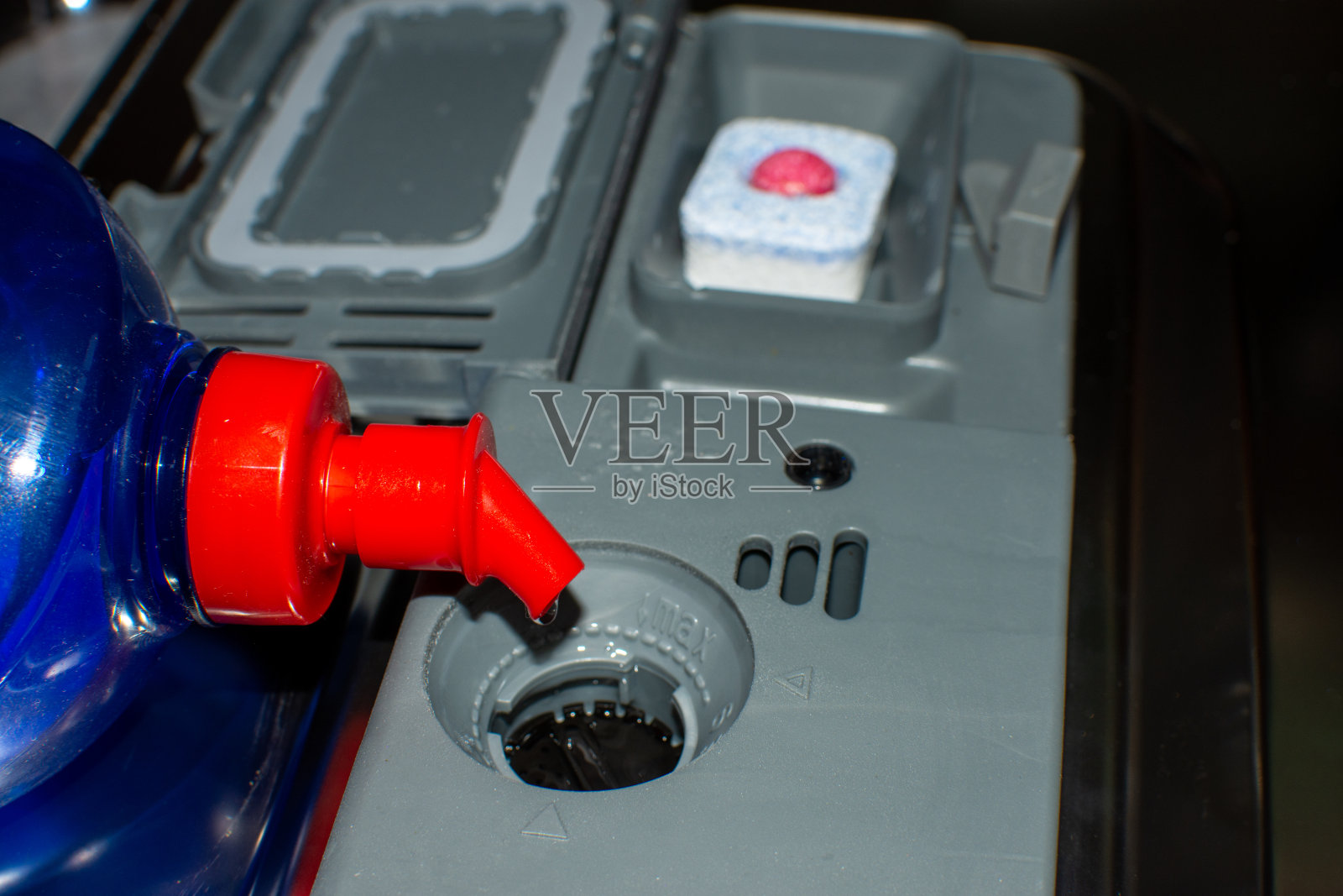 带有红色盖子的洗碗机漂洗剂照片摄影图片