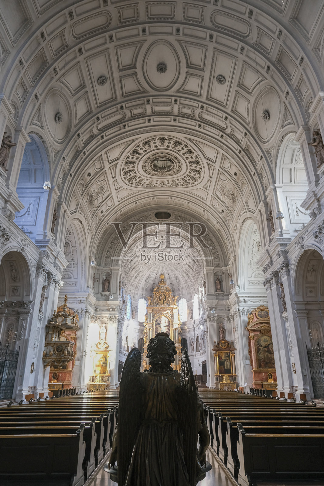 华丽华丽的巴伐利亚巴洛克式教堂大教堂内部有灰泥,壁画,祭坛,柱,天花板画,金,木圆顶中殿照片摄影图片