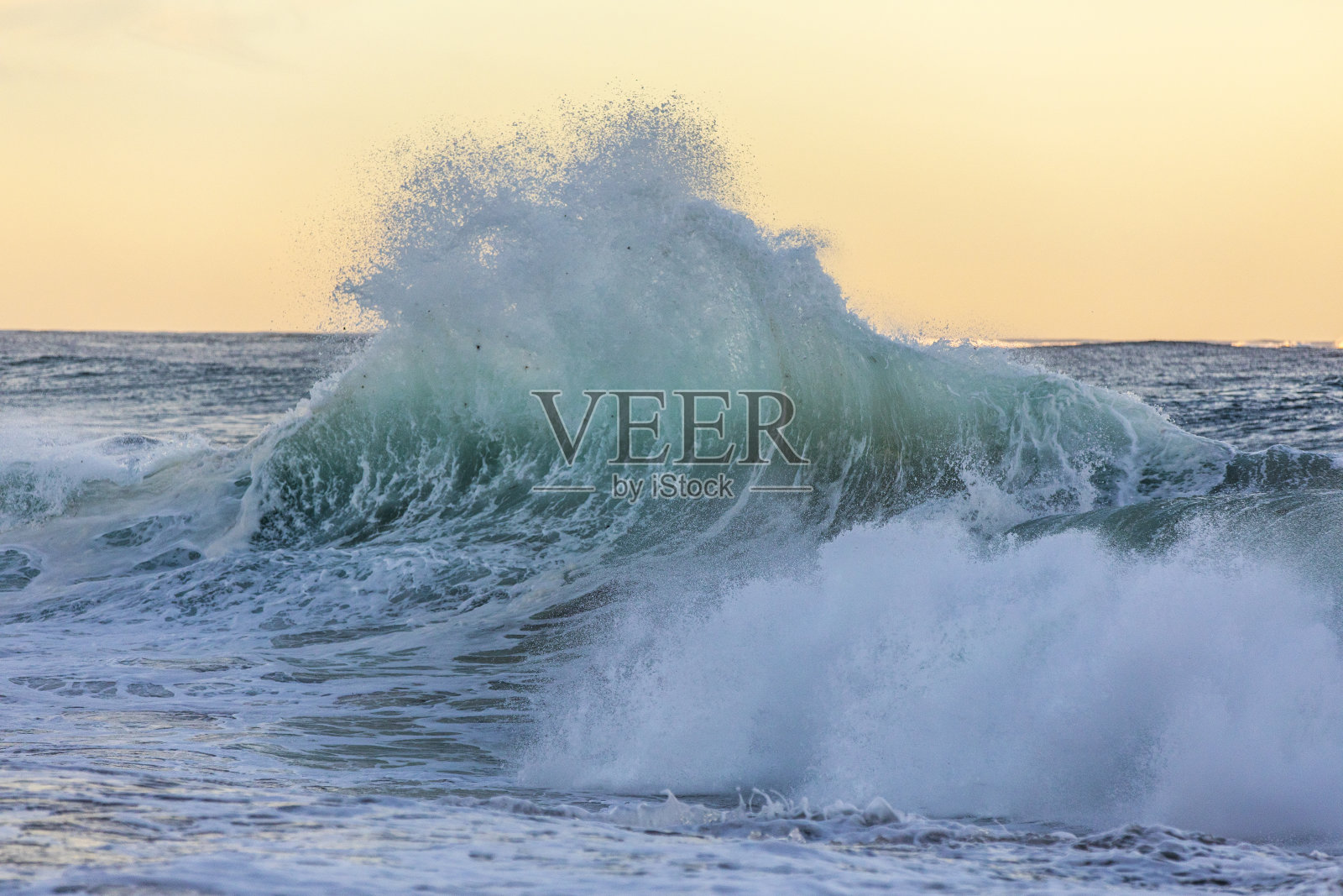 海浪碰撞在戏剧性的光线中形成图案照片摄影图片