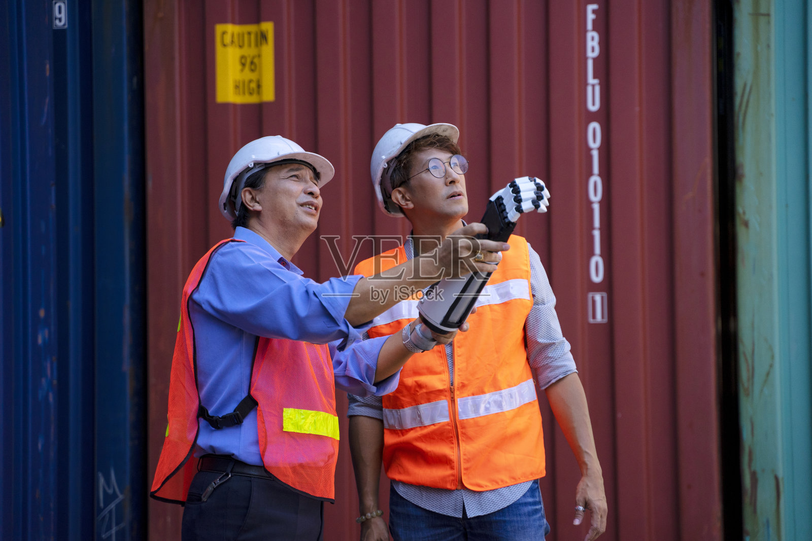 工人在集装箱仓库工作。照片摄影图片