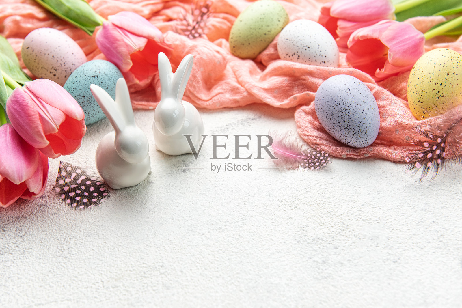 一束郁金香,复活节兔子和彩蛋。照片摄影图片