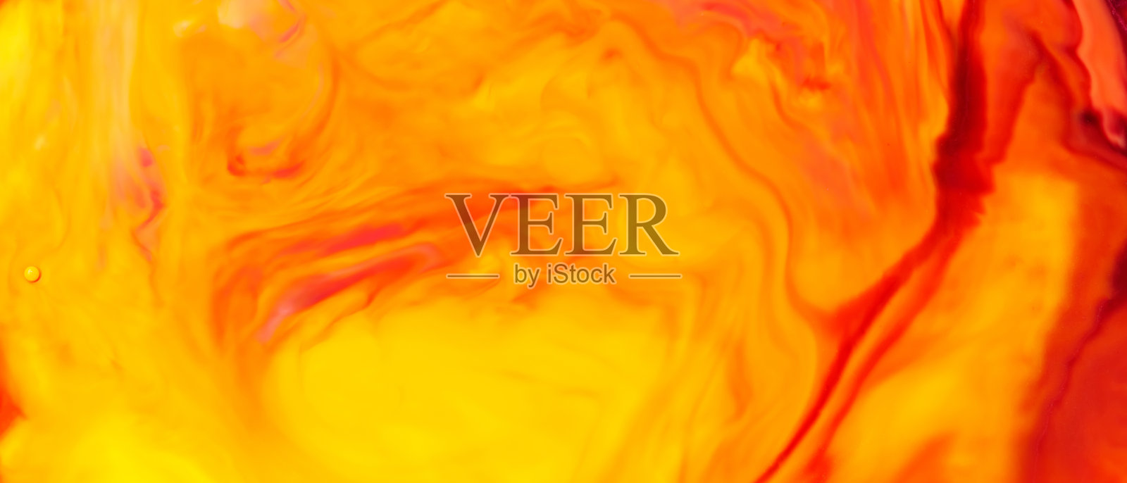 流体艺术。液体红色橙色油漆背景。彩色抽象水彩纹理。液体艺术概念照片摄影图片