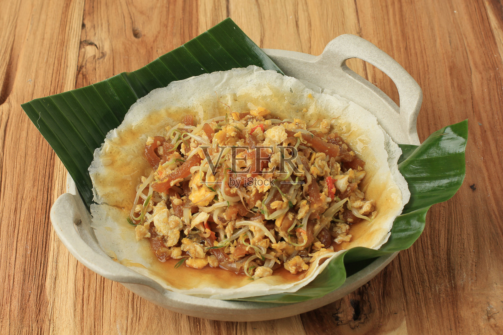 万隆Lumpia Basah,流行的传统街头小吃照片摄影图片