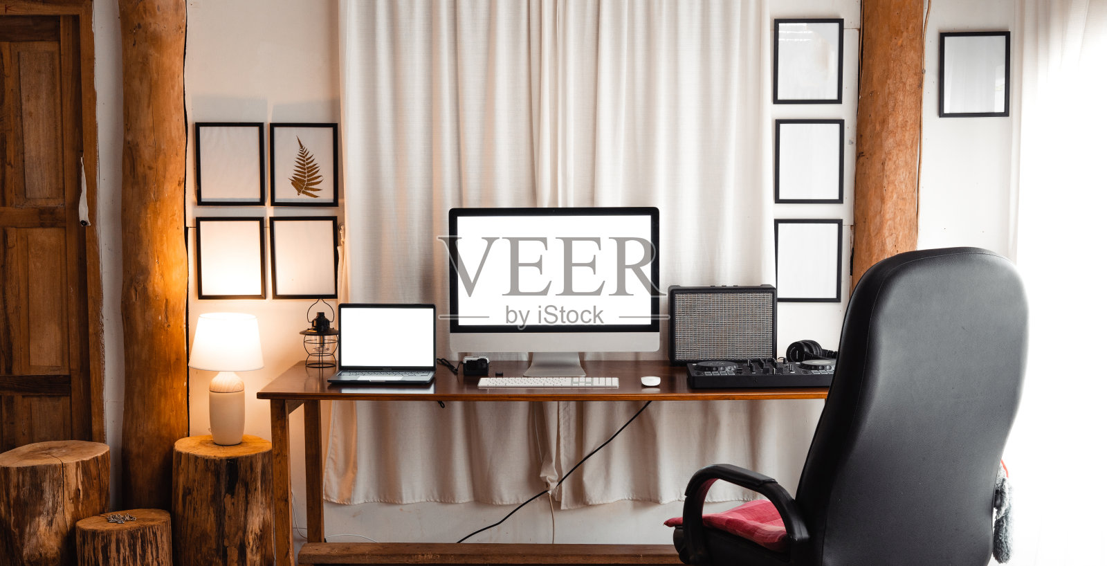 电脑和笔记本电脑在桌上模拟在家里的办公室照片摄影图片