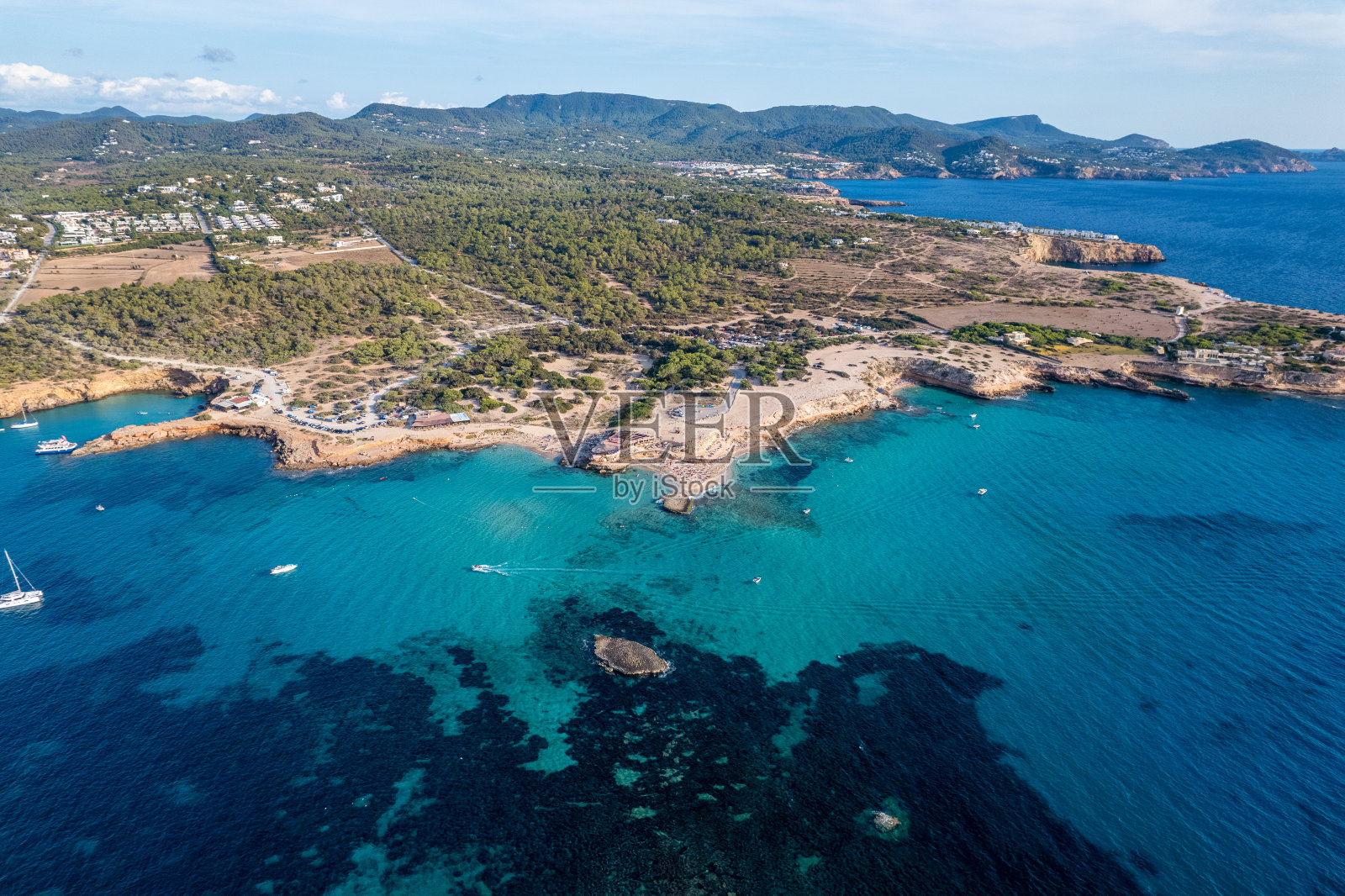 Cala Conta和Cala Escondida海滩的航拍照片,在伊比沙岛上,蓝天碧水照片摄影图片