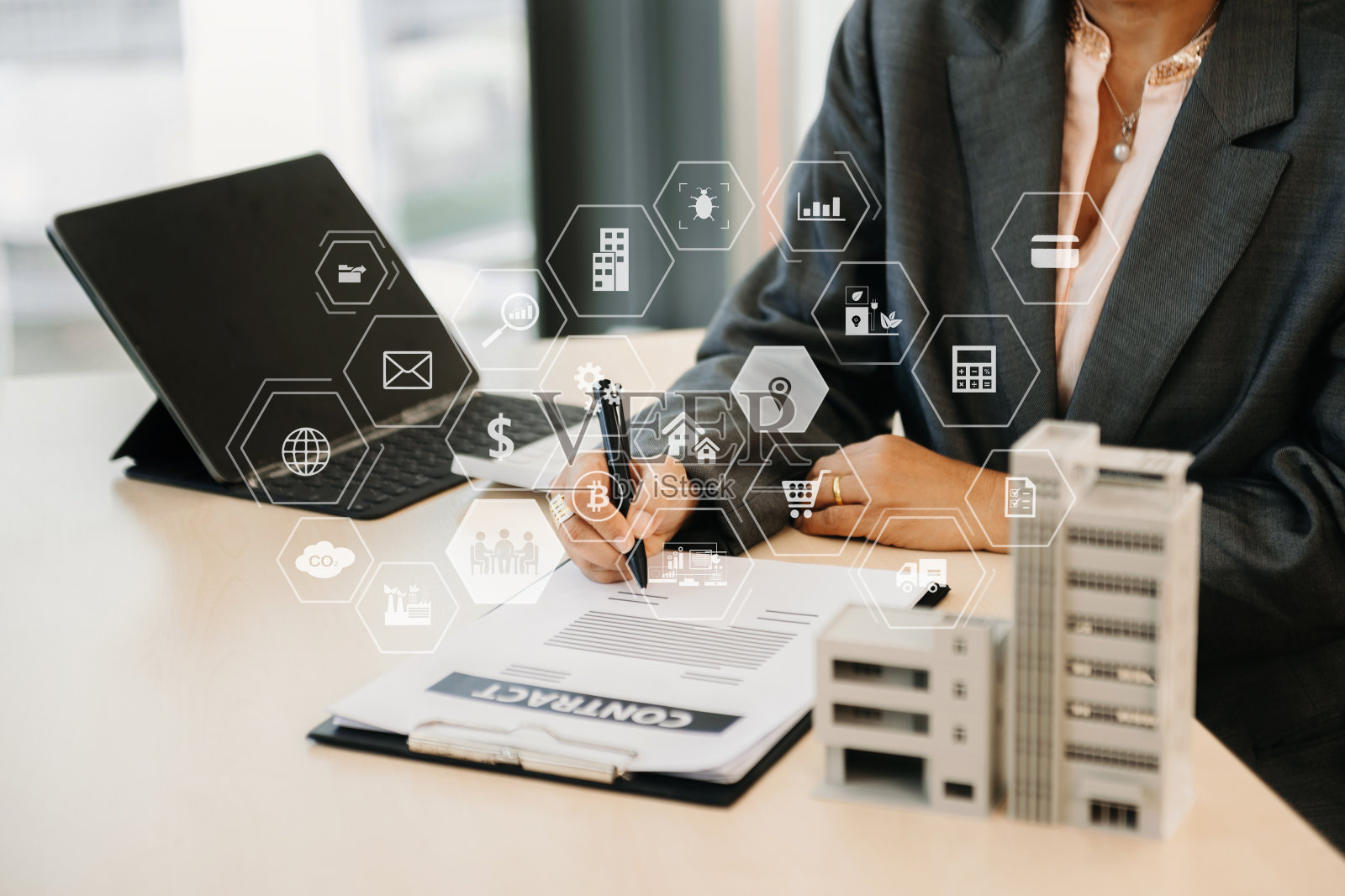 房地产经纪人代理向客户提出并咨询决策签署保险表格协议、房屋模型、有关抵押贷款报价照片摄影图片