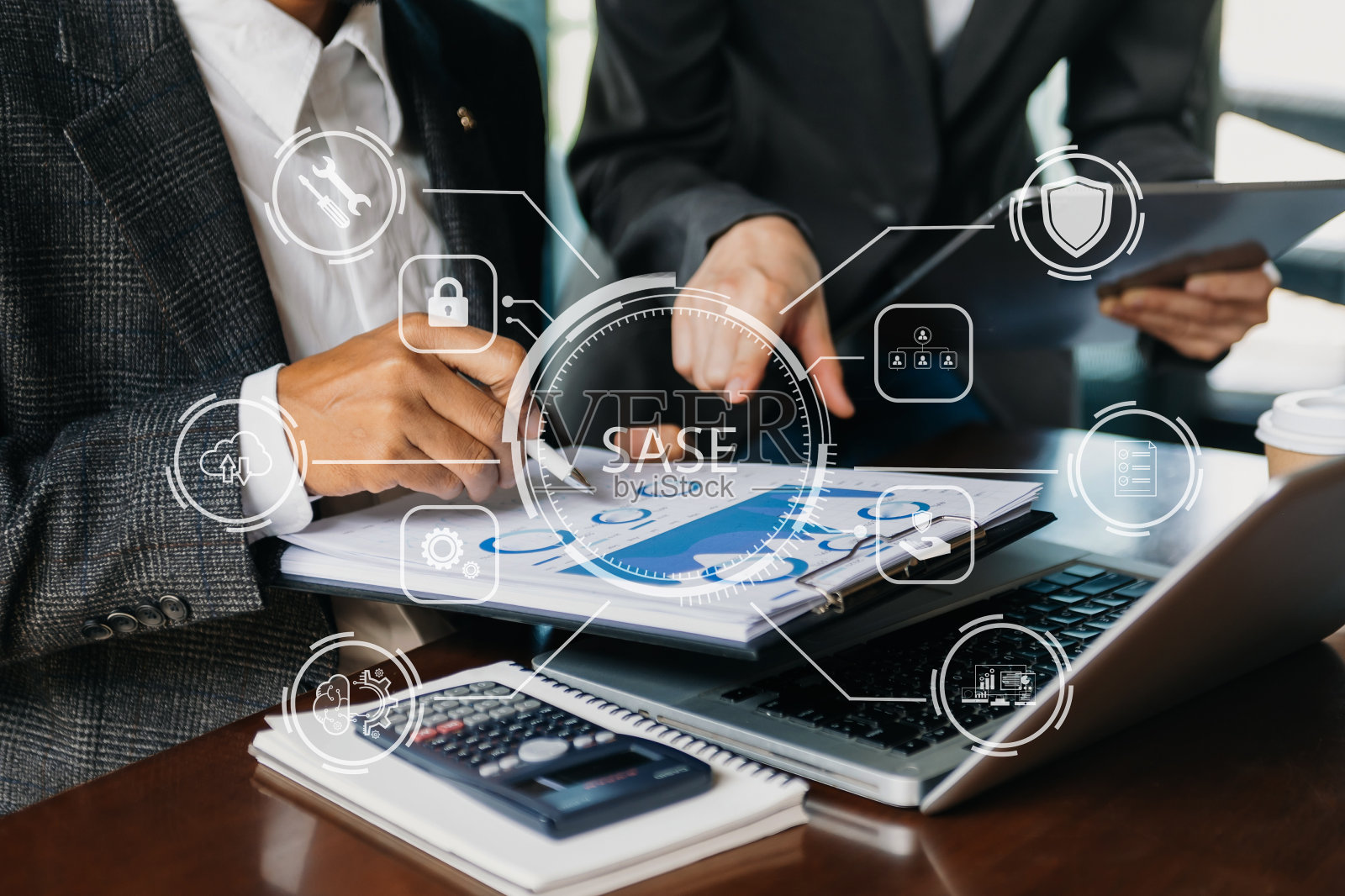 SASE安全接入服务边缘概念在办公室的虚拟屏幕背景、密码、网络、框架和支持技术上手动触摸安全接入服务边缘图标照片摄影图片