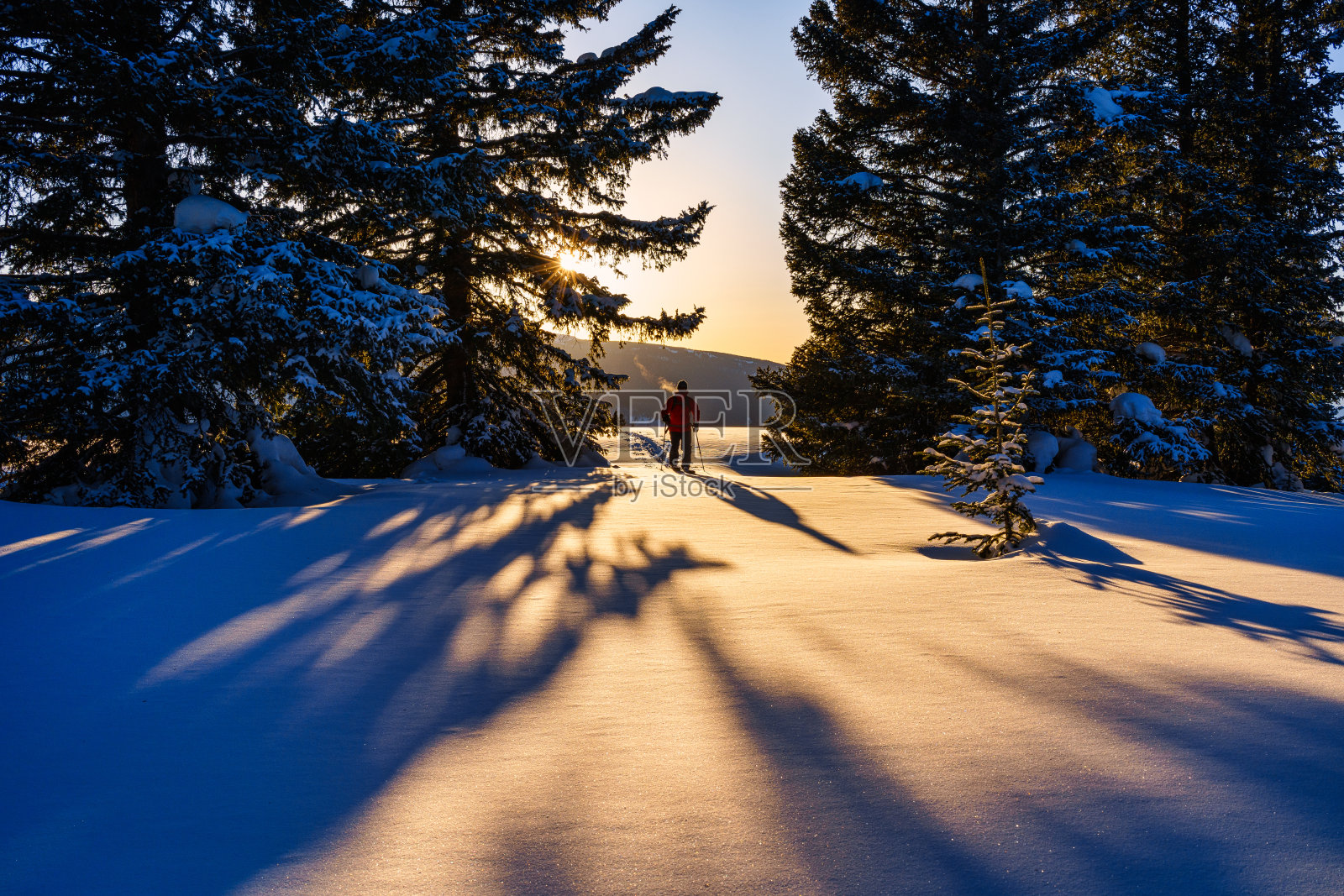 户外探险滑雪旅游与风景秀丽的山背景照片摄影图片