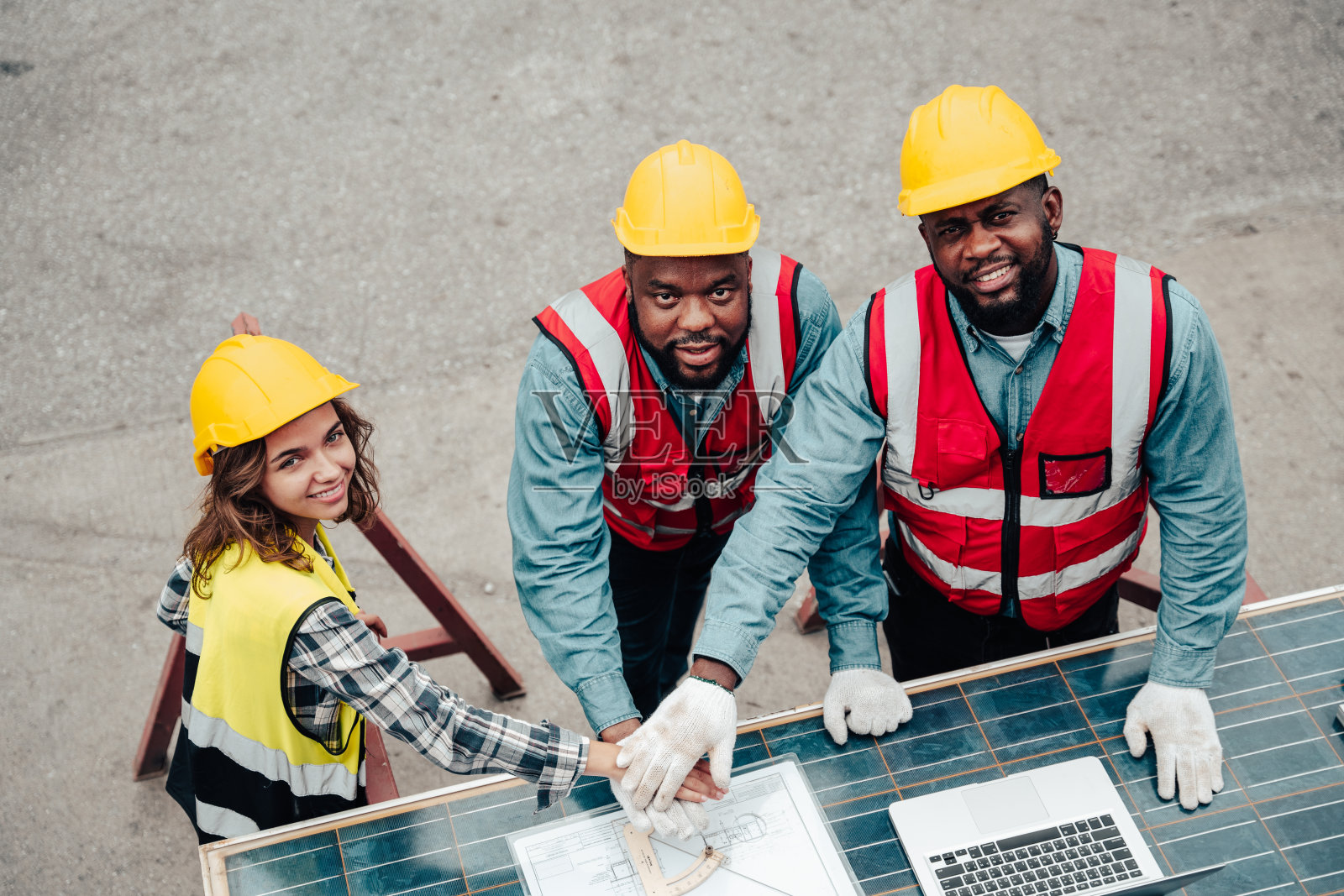 一群成功的专业工程师携手共进。照片摄影图片