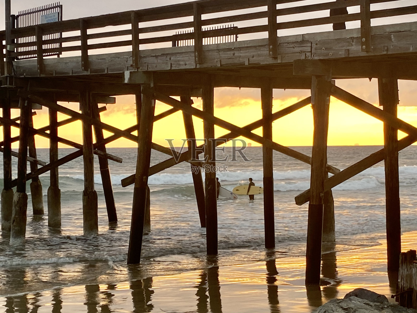码头下冲浪者照片摄影图片