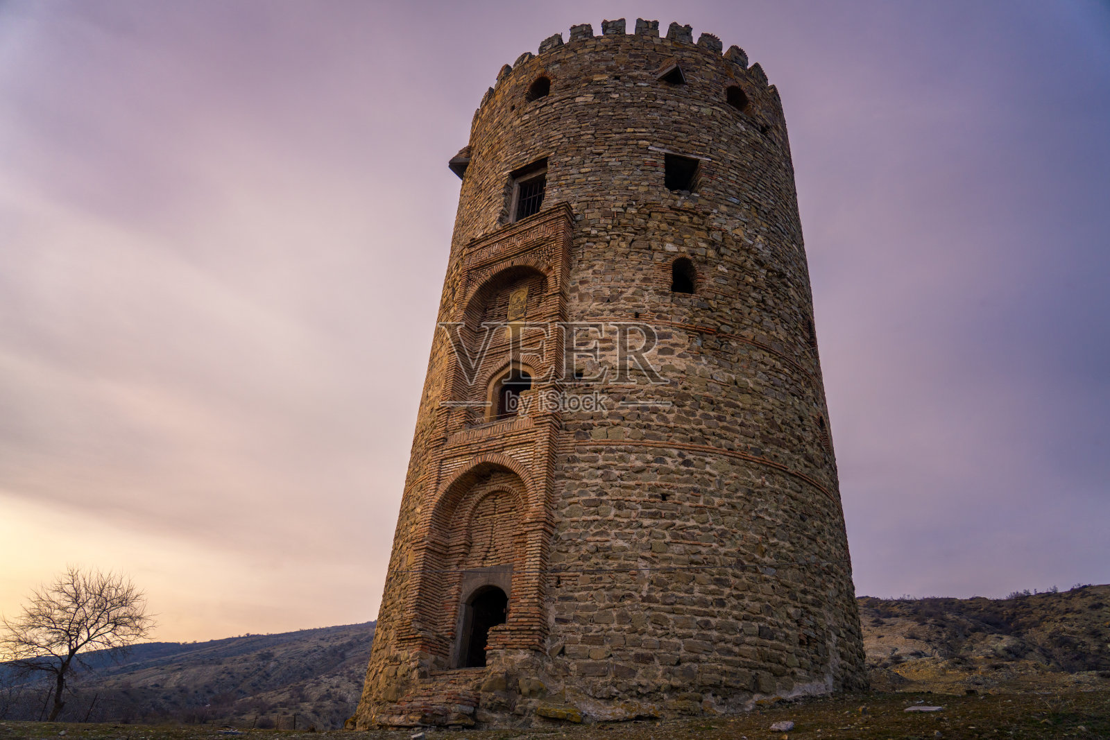 前视图的古老塔日落在格鲁吉亚照片摄影图片