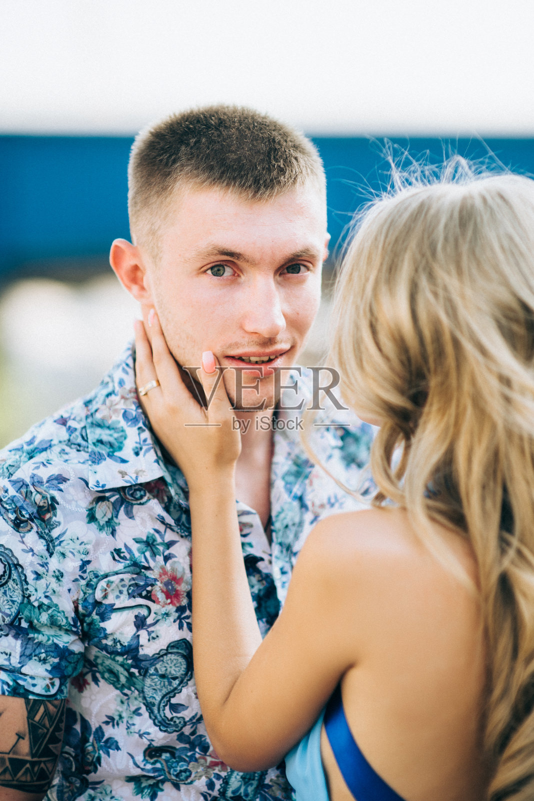在花岗岩采石场,一个穿浅蓝色裙子的金发女孩和一个穿浅衬衫的男人照片摄影图片