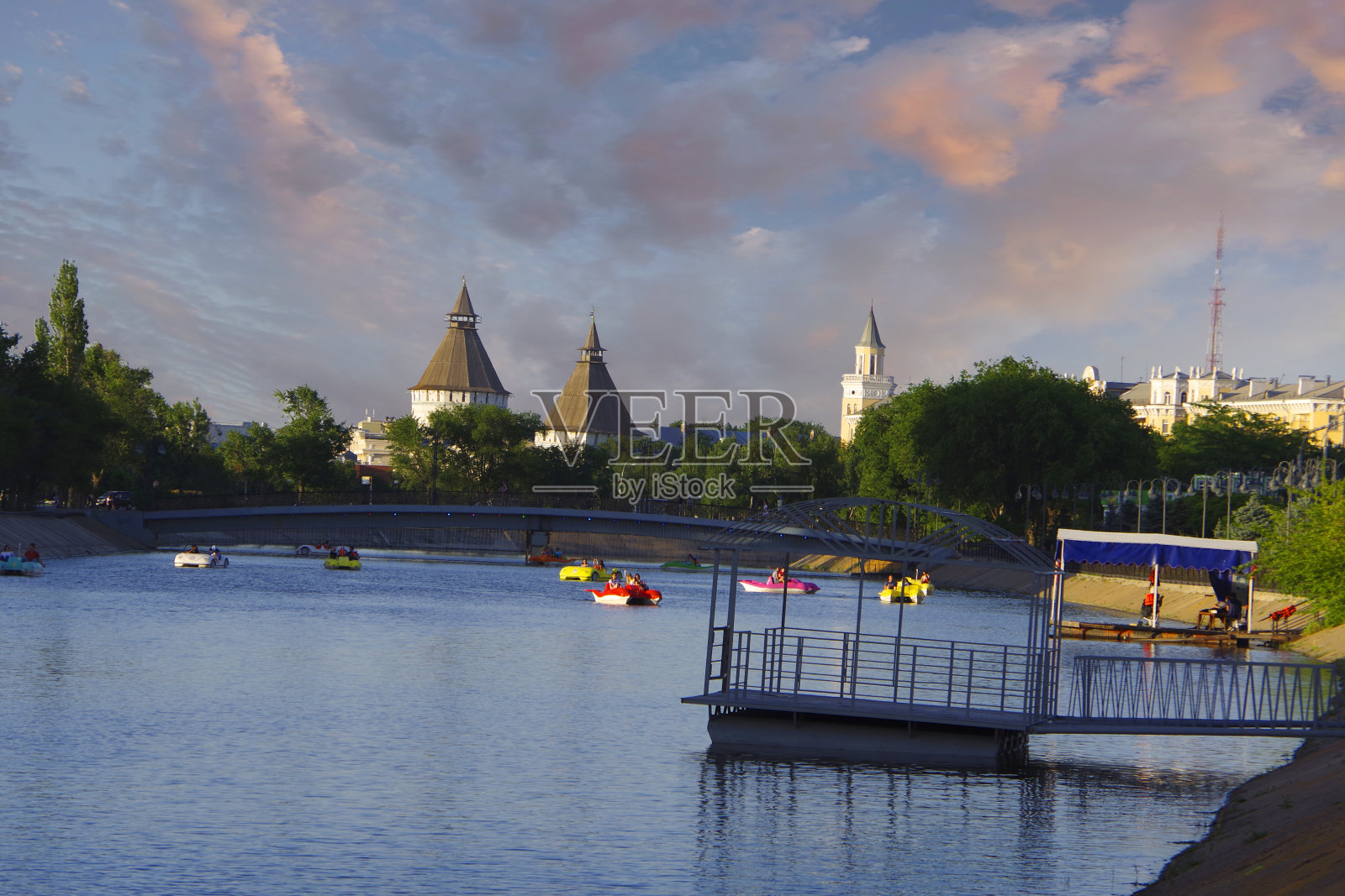 俄罗斯的阿斯特拉罕。堤岸和城市的景色。照片摄影图片