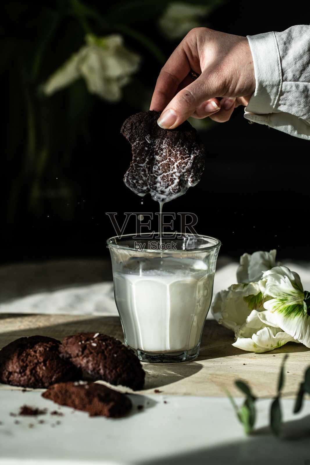 自制巧克力饼干和牛奶。照片摄影图片