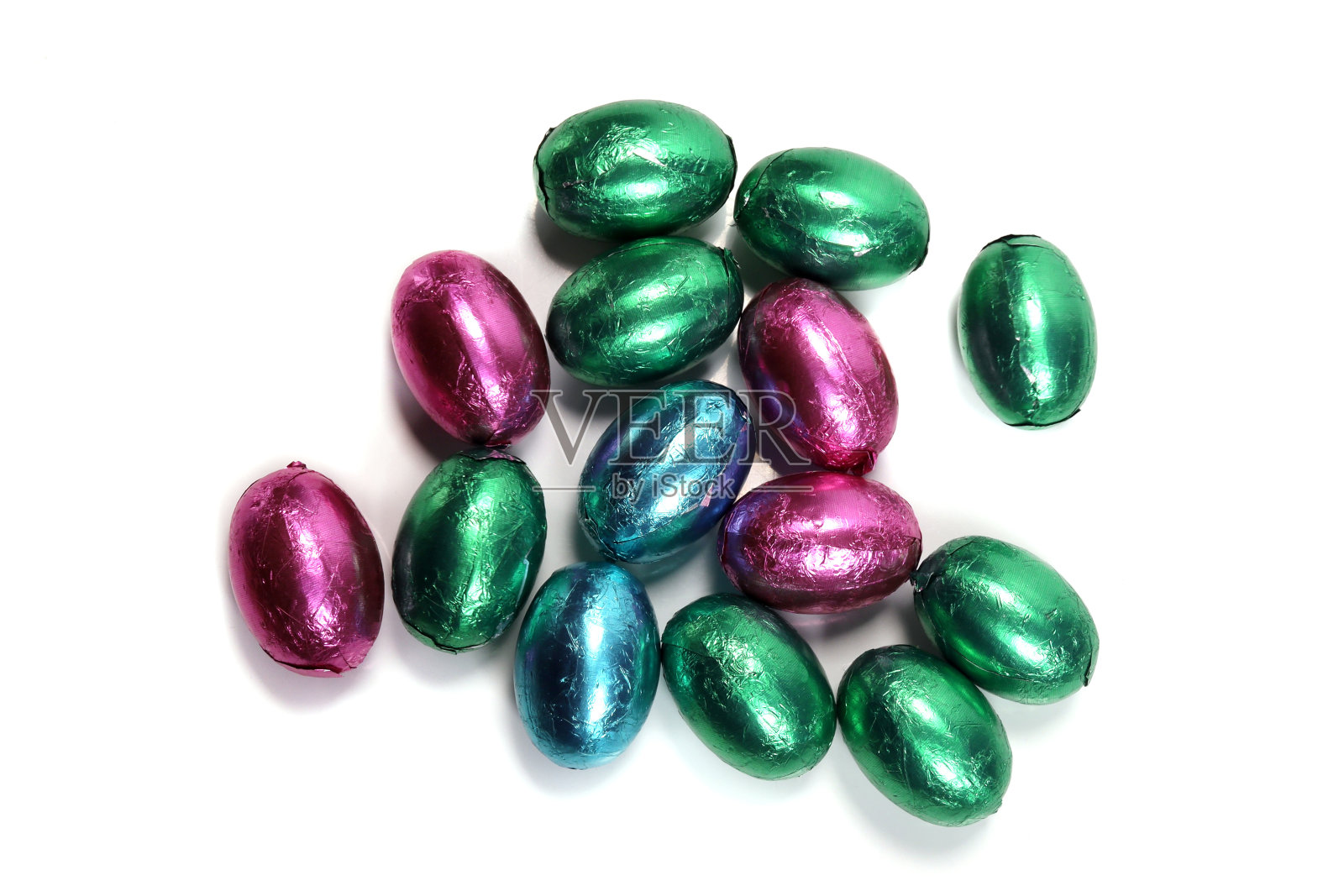 巧克力蛋在彩色箔纸上分离在白色照片摄影图片