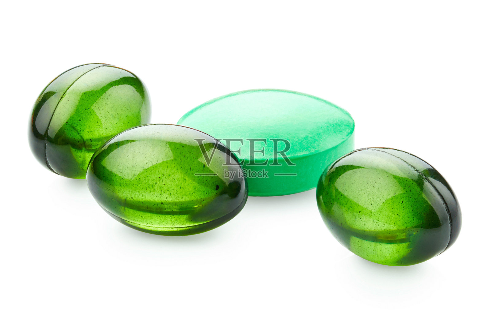 白色背景上孤立的绿色药丸照片摄影图片