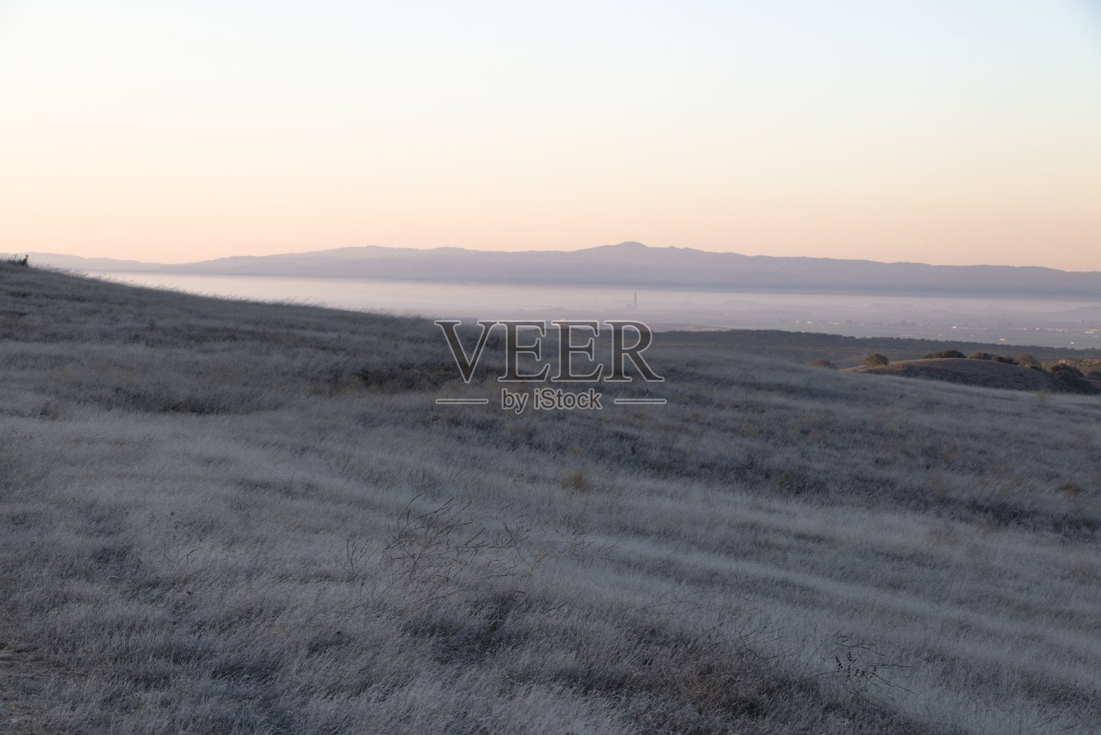 加利福尼亚州萨利纳斯的福特Ord国家纪念碑上起伏的草原照片摄影图片