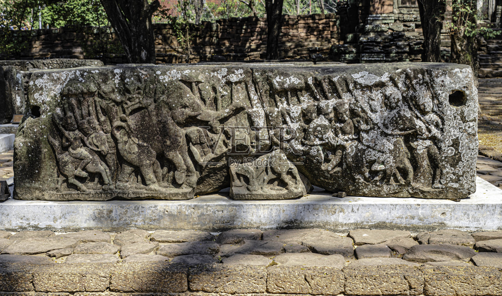 在Prasat Hin Phimai,砂岩块上的雕刻图像躺在地板上等待修复。泰国呵叻岛的古高棉城堡照片摄影图片