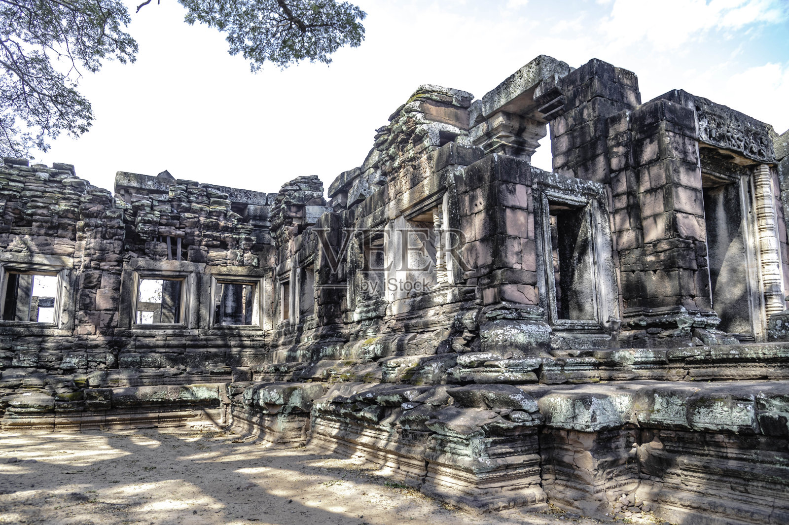 古高棉城堡位于泰国呵叻府菲迈区的历史公园。照片摄影图片