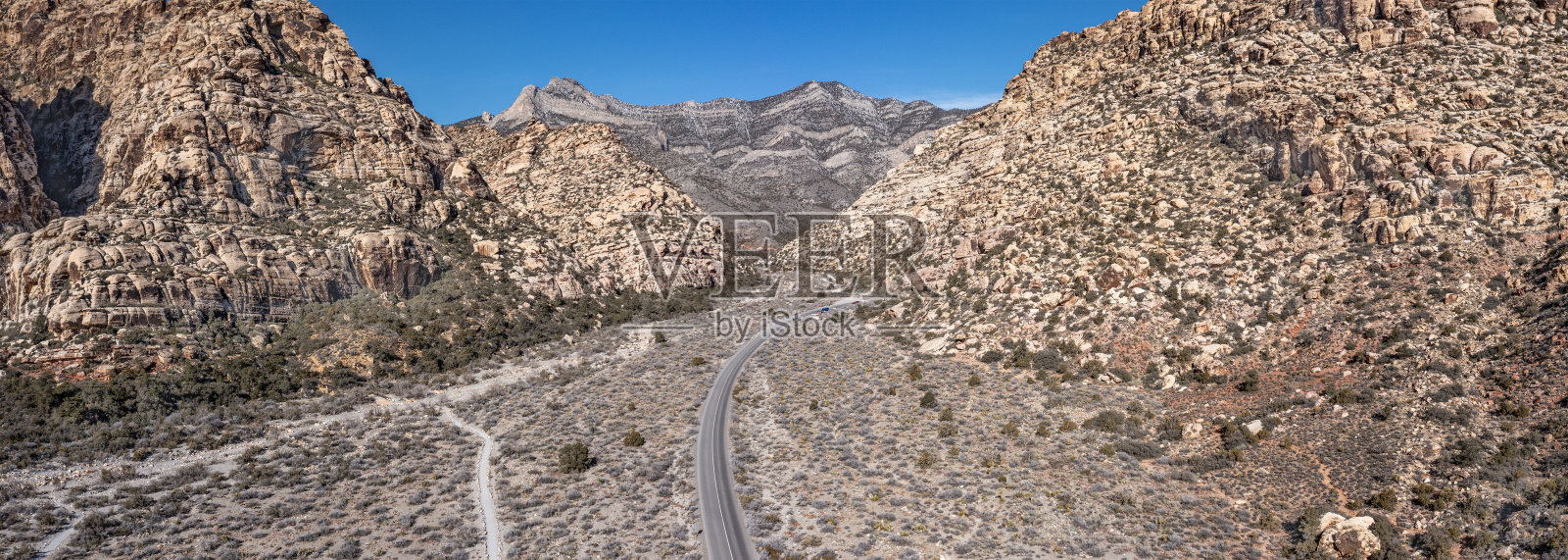 红岩峡谷荒野的偏远道路照片摄影图片