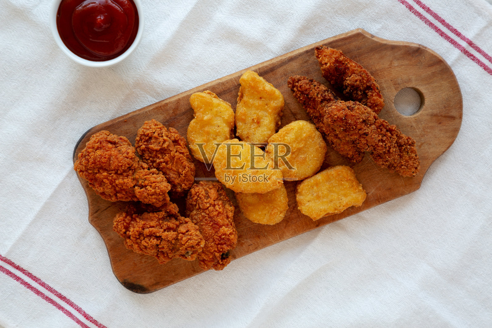 美味快餐:鸡块,鸡翅和嫩鸡配番茄酱,俯视图。头顶上,从上面,平铺。照片摄影图片