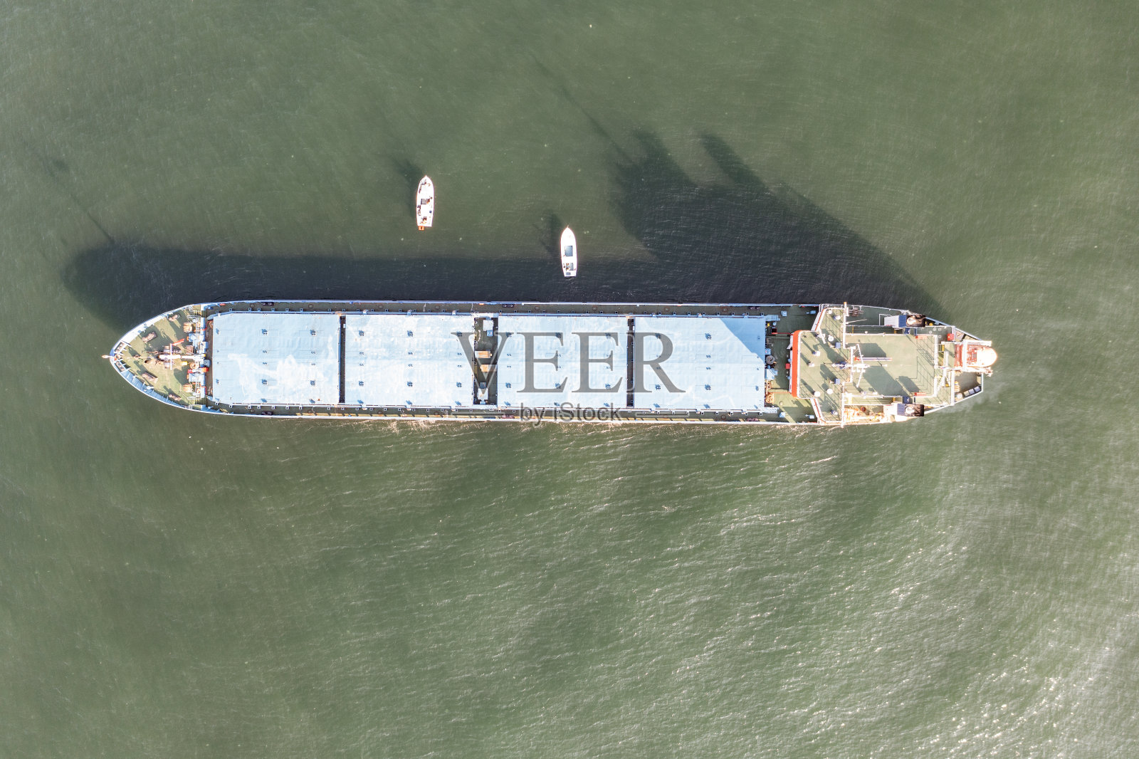 运输中的货船鸟瞰图。照片摄影图片