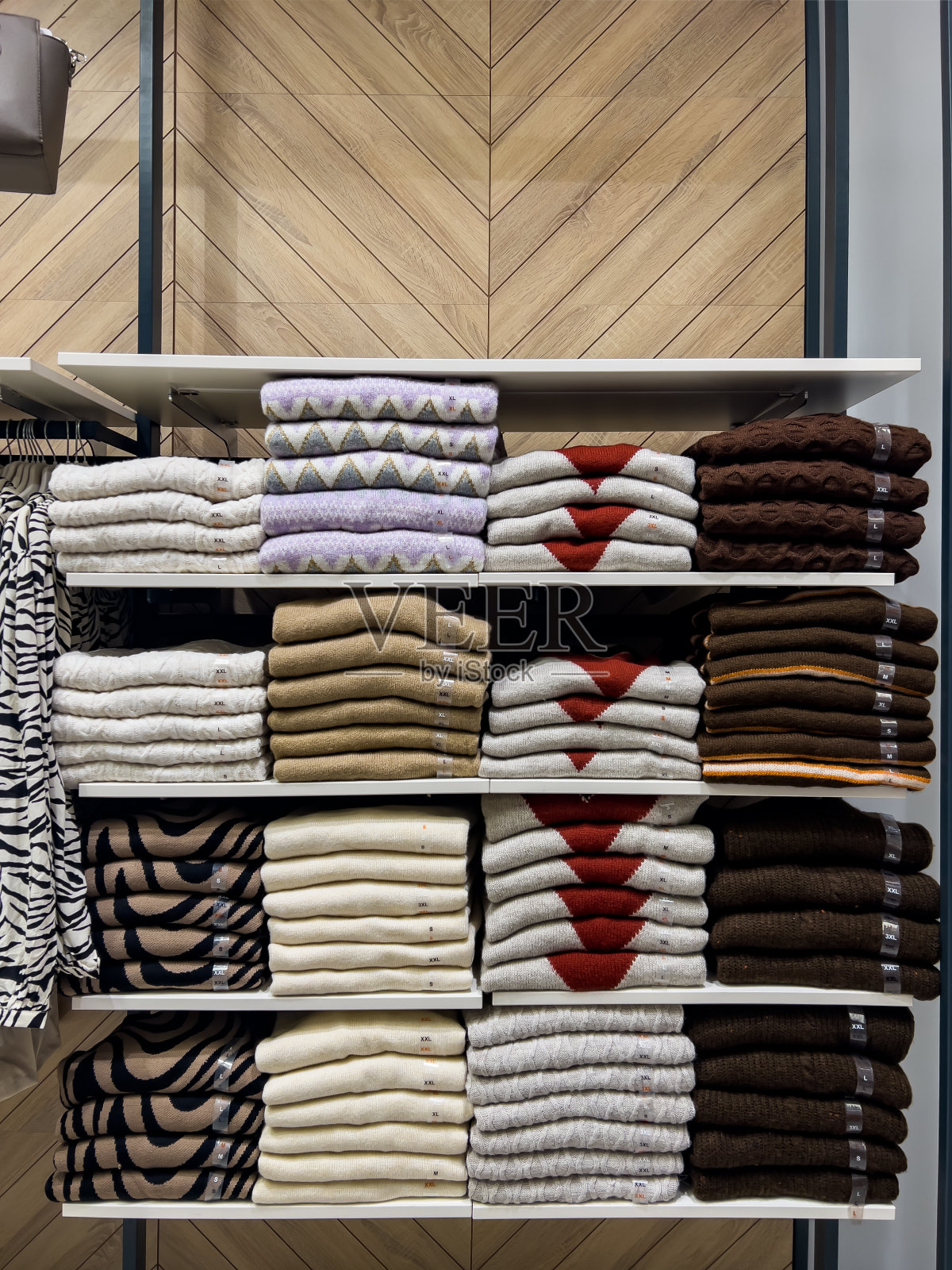 折叠冬季毛衣与大小标签照片摄影图片