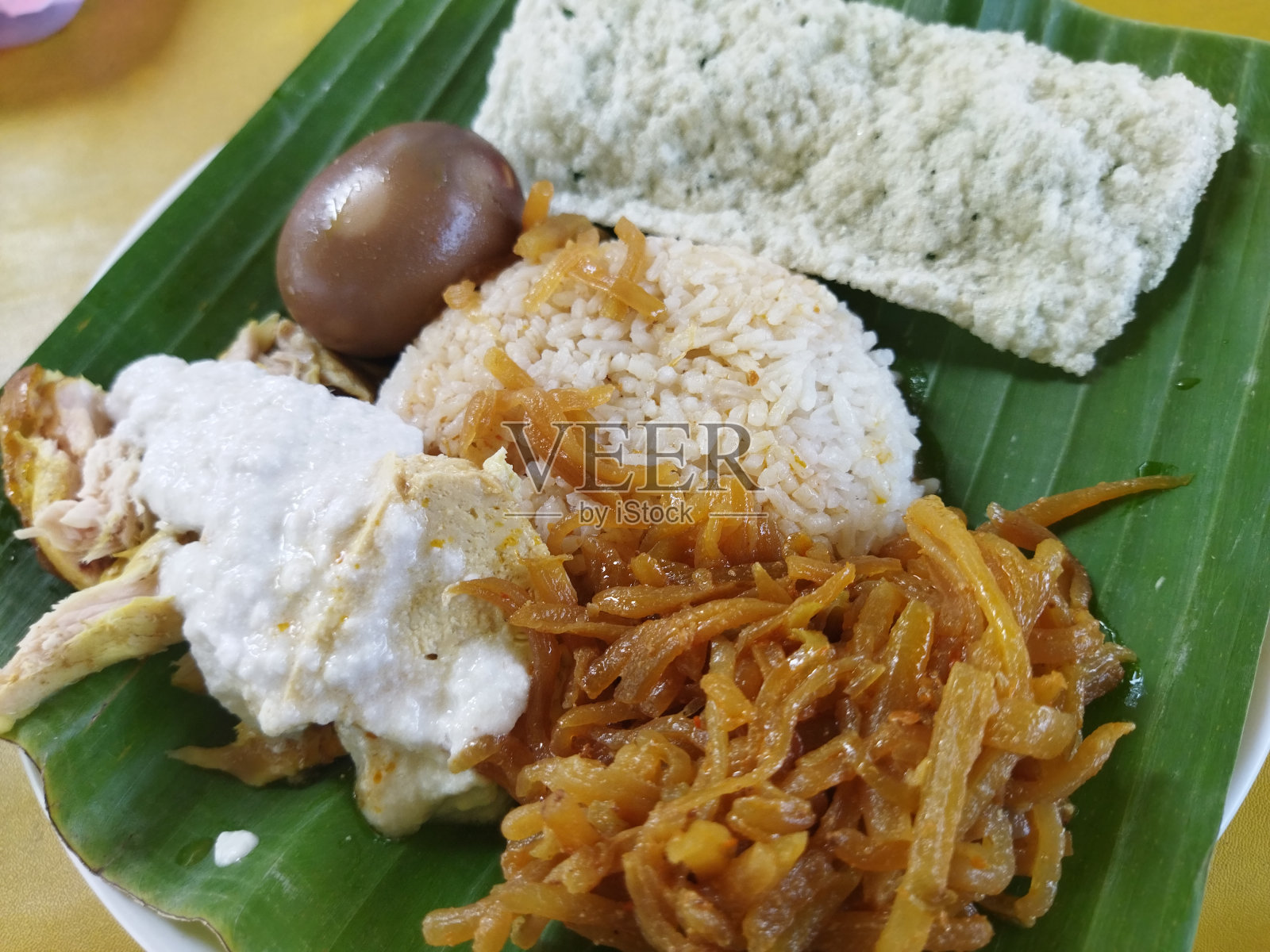 李湿米饭配鸡蛋和饼干照片摄影图片