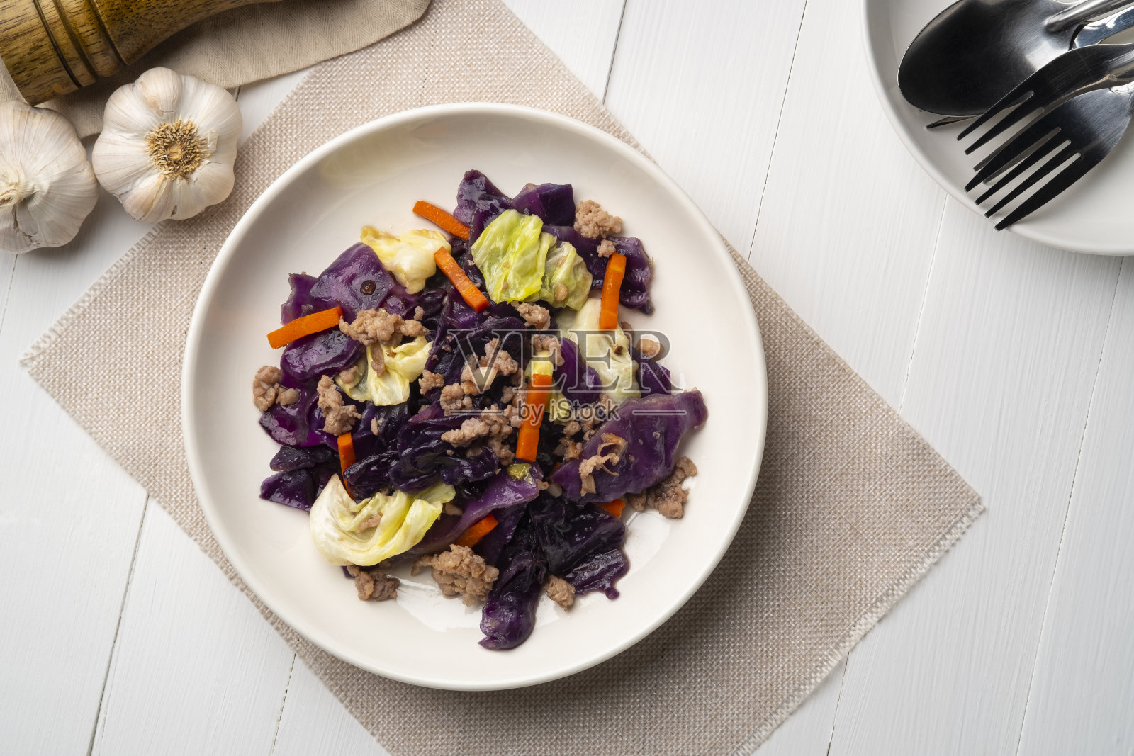 猪肉末、红白菜、青白菜炒鱼露照片摄影图片