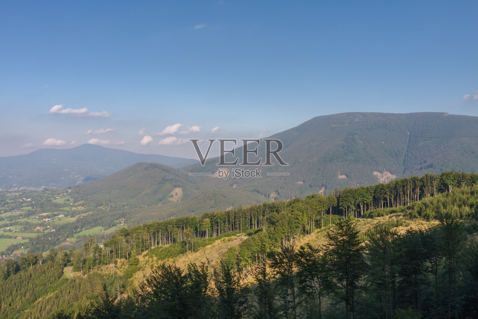 山村,背景是地平线上的莱莎·赫拉山,贝斯基德山照片摄影图片