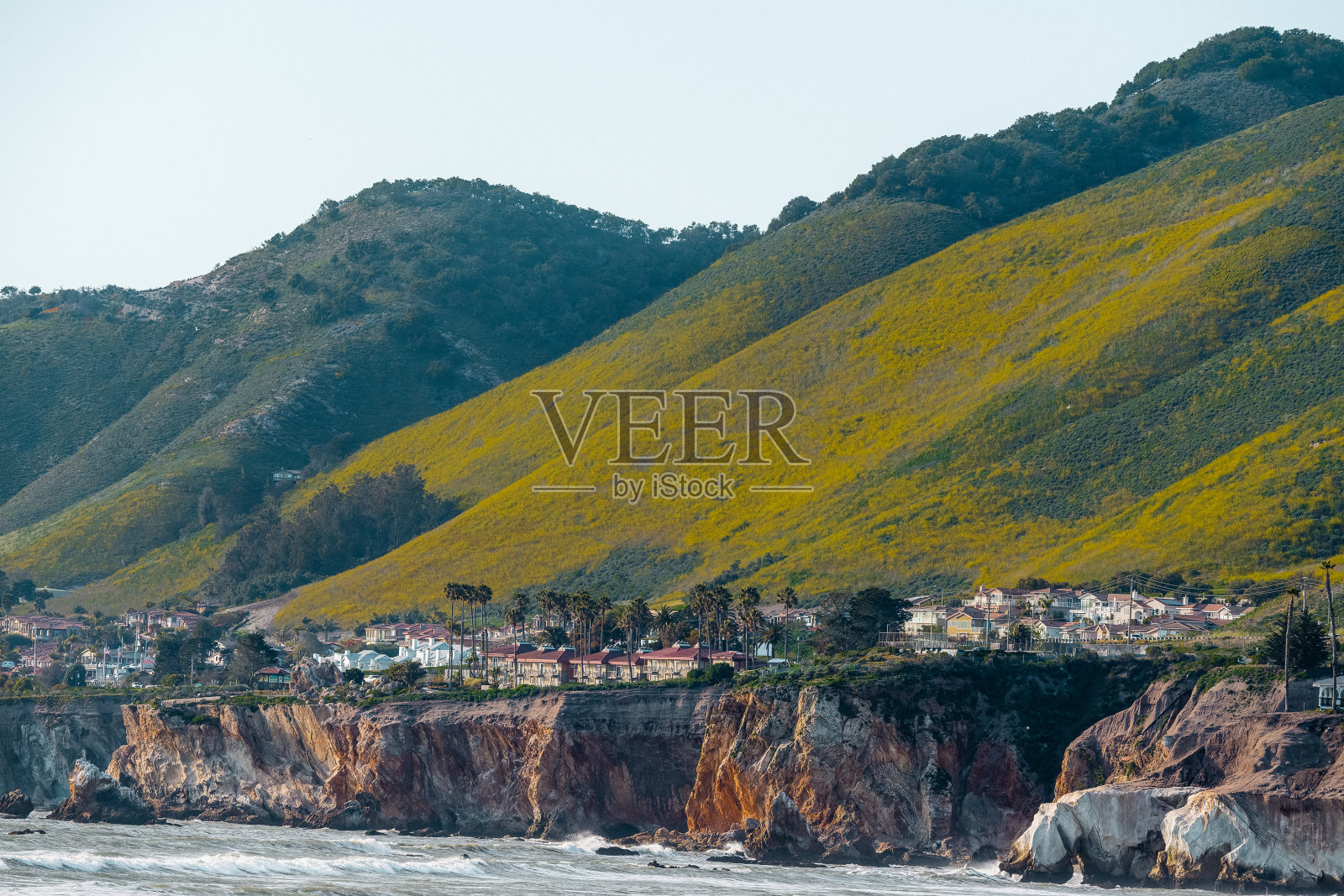 皮斯莫海滩悬崖,宽阔的沙滩,以及俯瞰太平洋的酒店剪影。加利福尼亚州圣路易斯奥比斯波县照片摄影图片