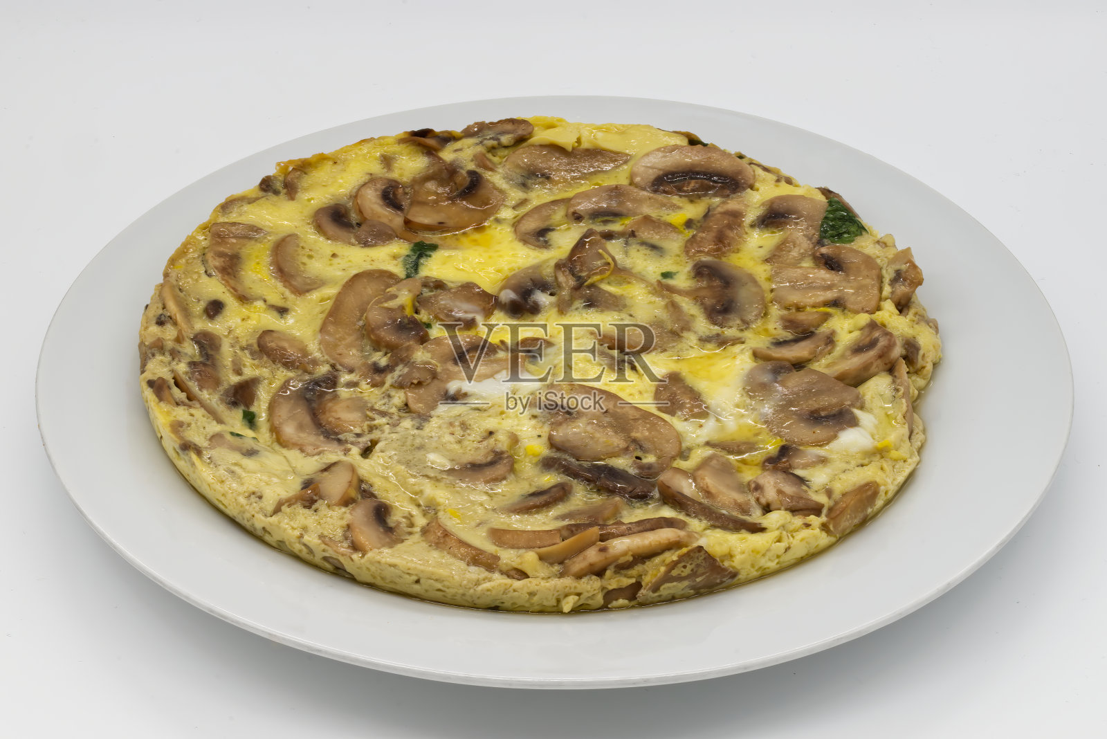 白底蘑菇芝士煎蛋。照片摄影图片