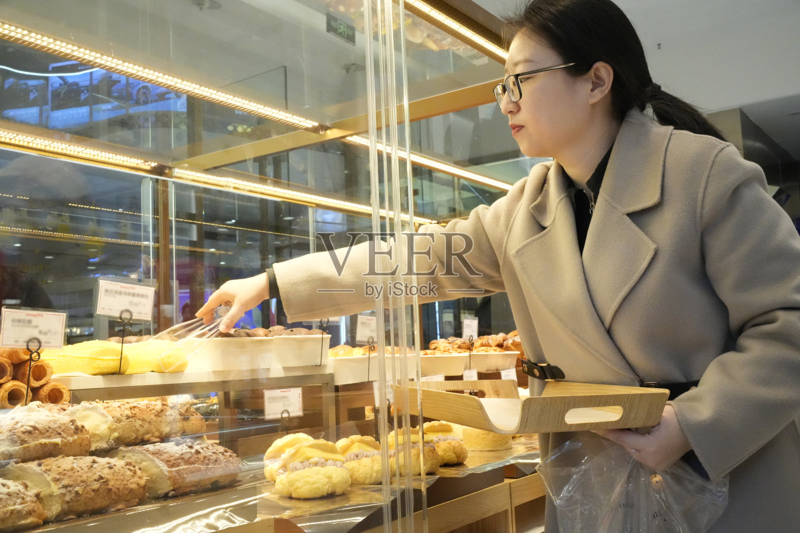 这个女人正在买面包照片摄影图片