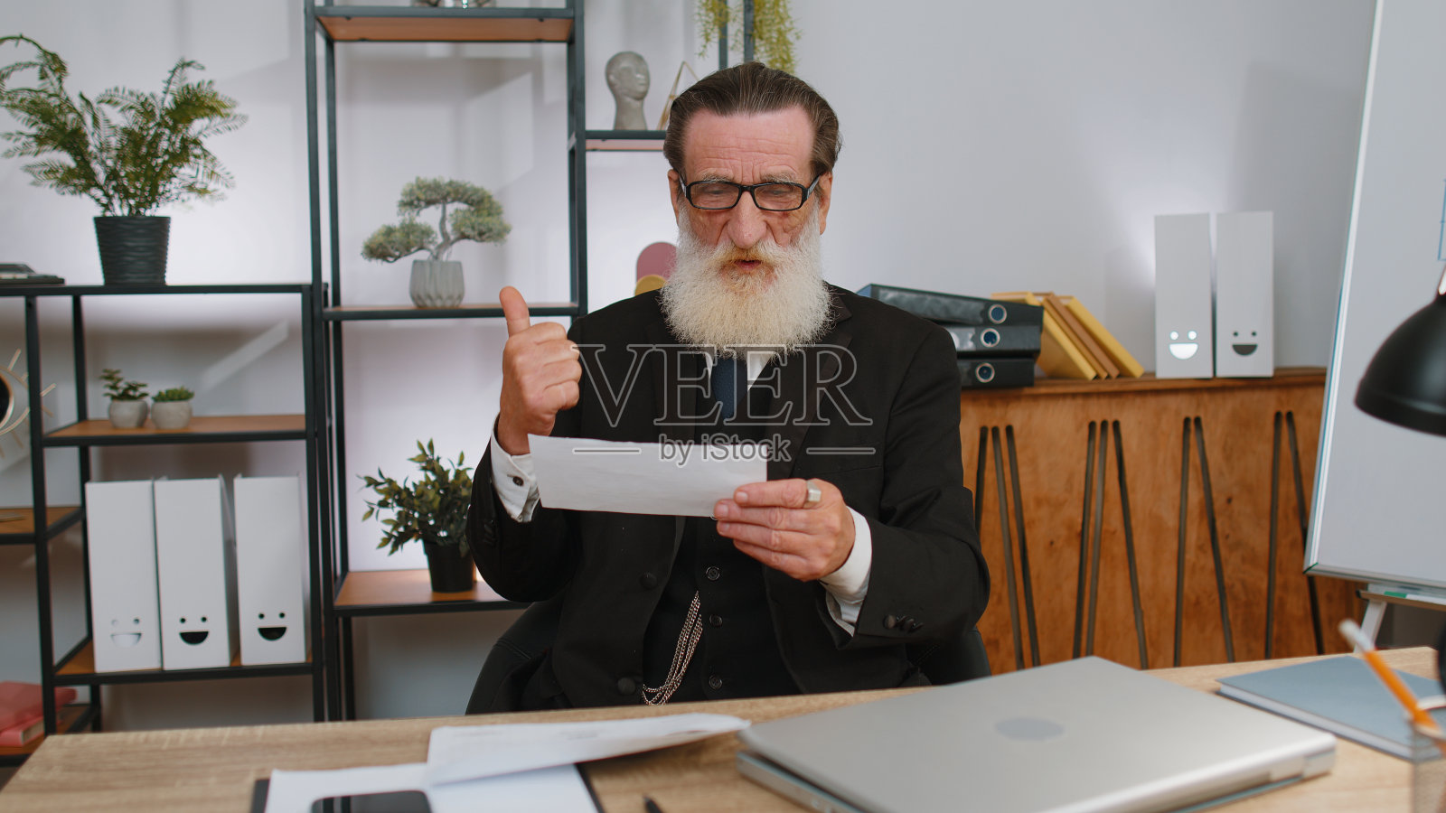 商人打开信封信读它,事业成长晋升,银行贷款批准照片摄影图片