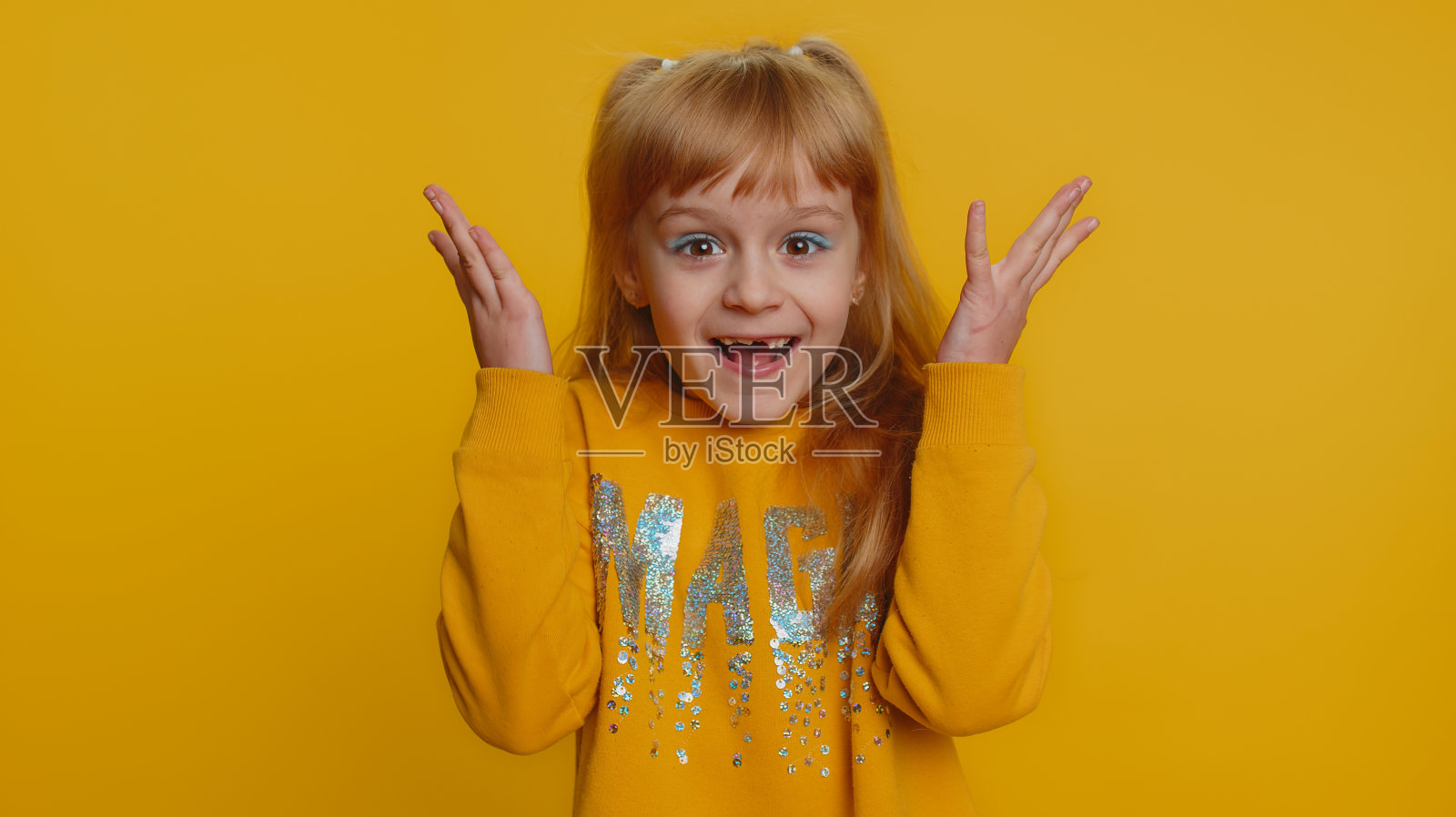 兴奋的孩子女孩孩子惊讶,对突如其来的胜利感到震惊,胜利的好消息庆祝,哇的反应照片摄影图片