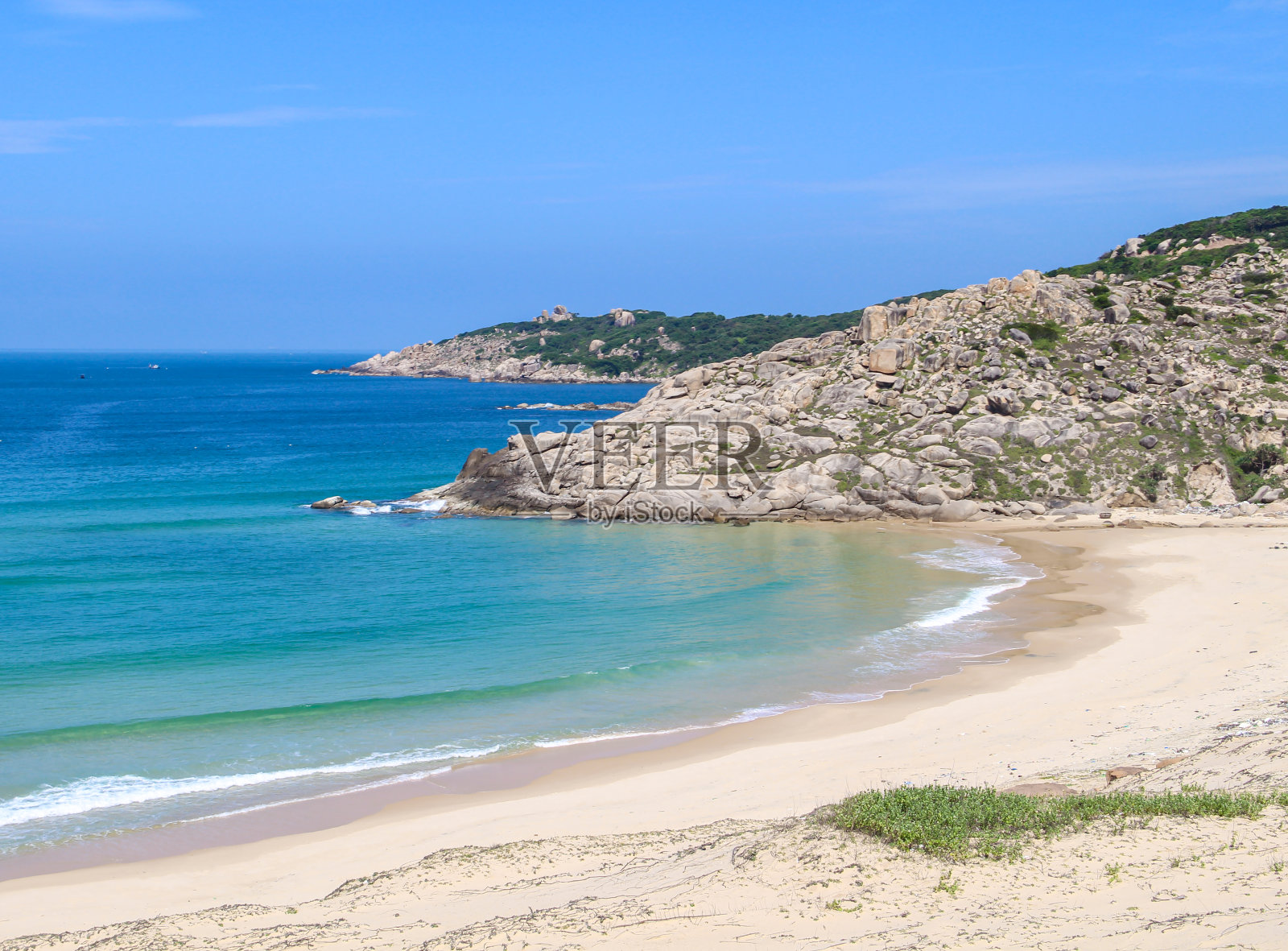 庆化省蓝色大海边未受破坏的白色沙滩照片摄影图片
