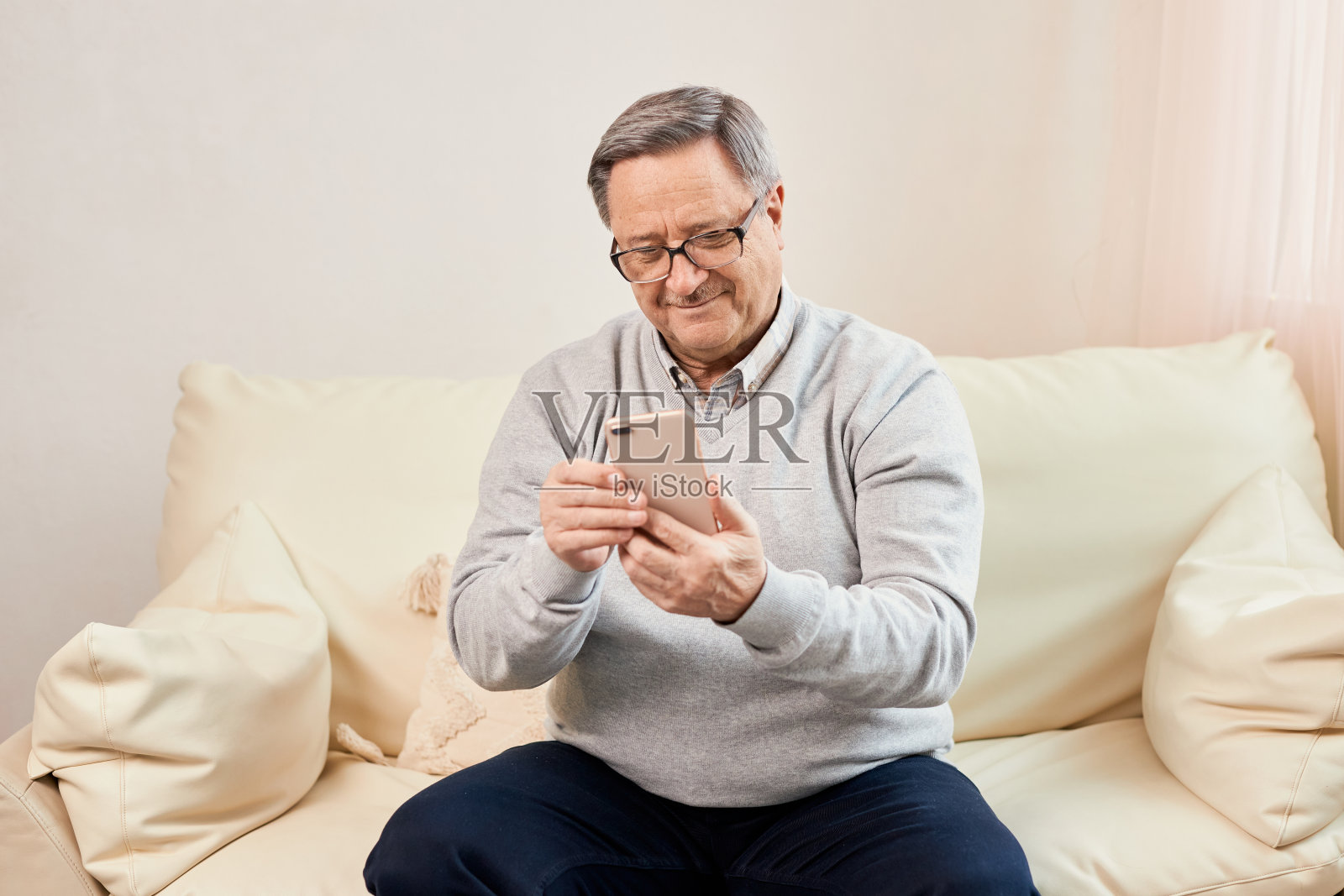 微笑的成熟男子使用手机的肖像照片摄影图片