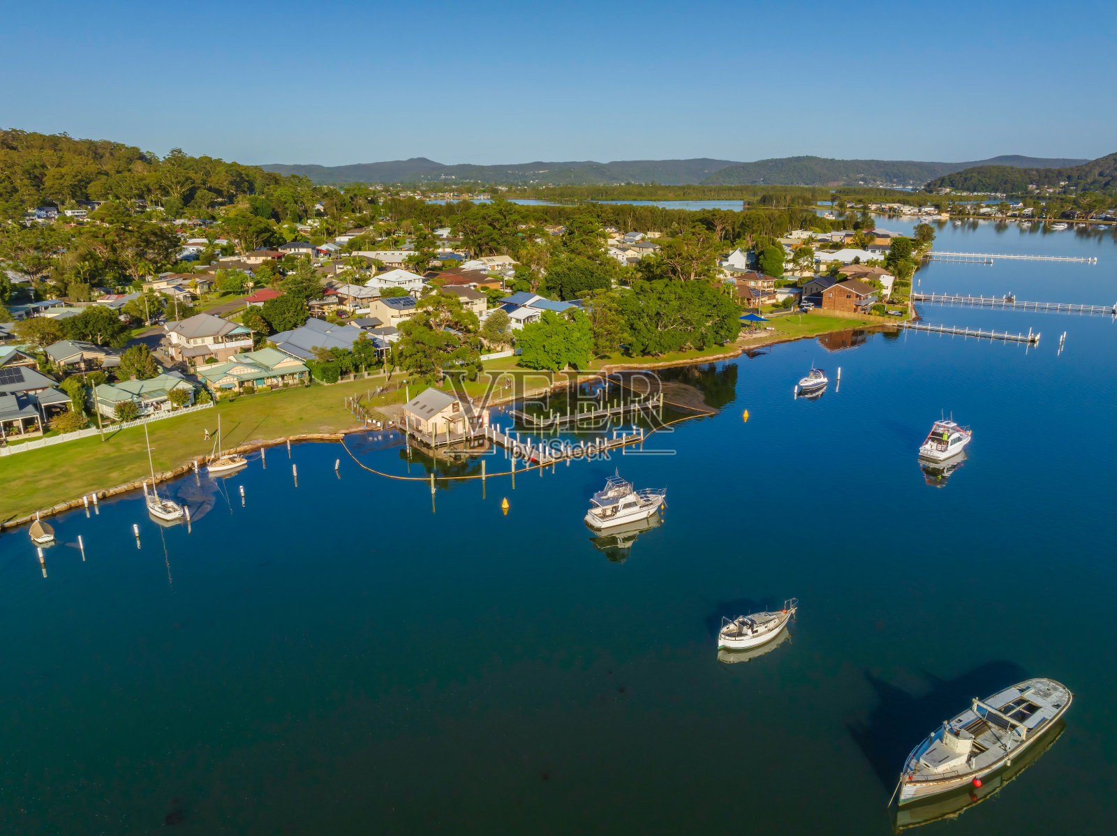 清晨的海湾景色,水面上的船只和蓝天照片摄影图片