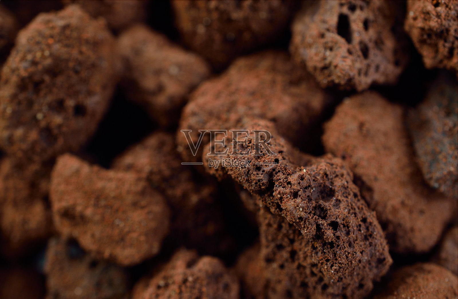 多孔的棕色火山岩。有独特孔隙的熔岩石、浮石或火山浮石照片摄影图片