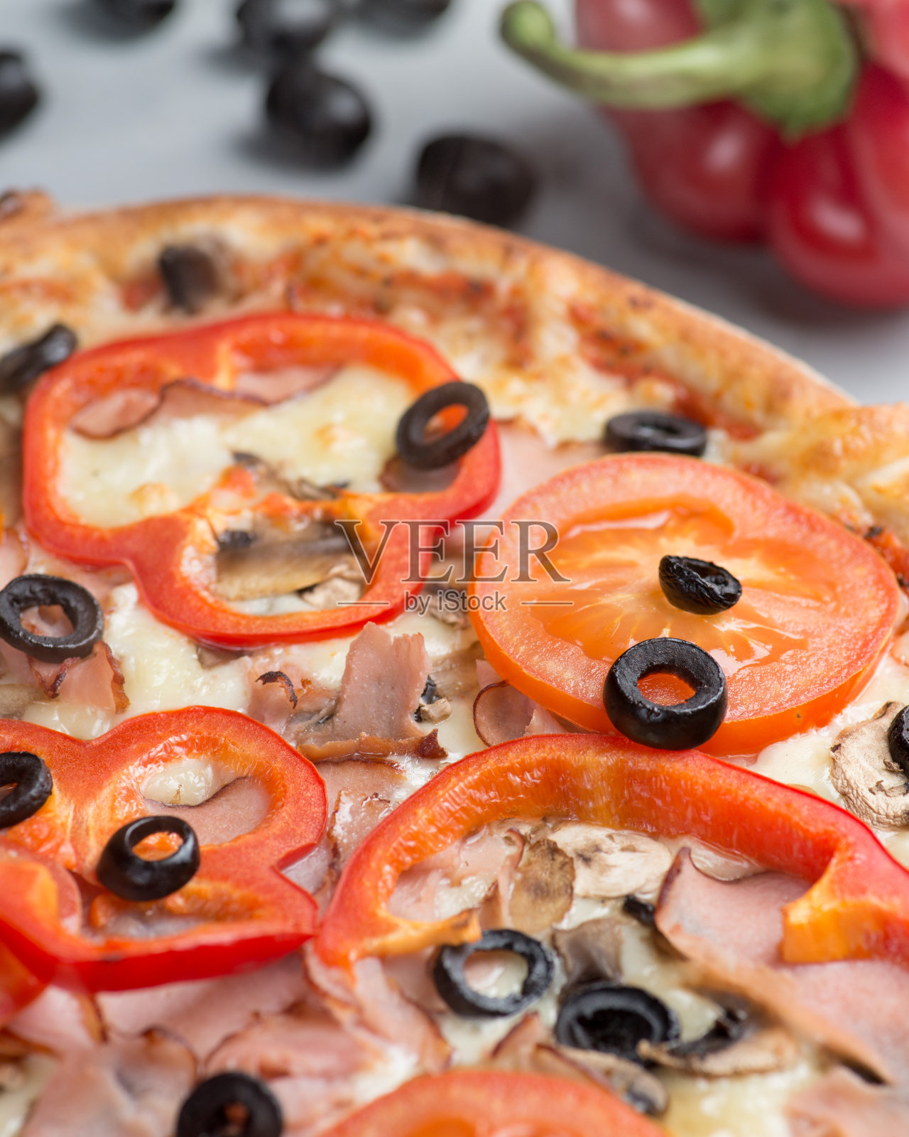 以蔬菜和肉为背景的披萨照片摄影图片