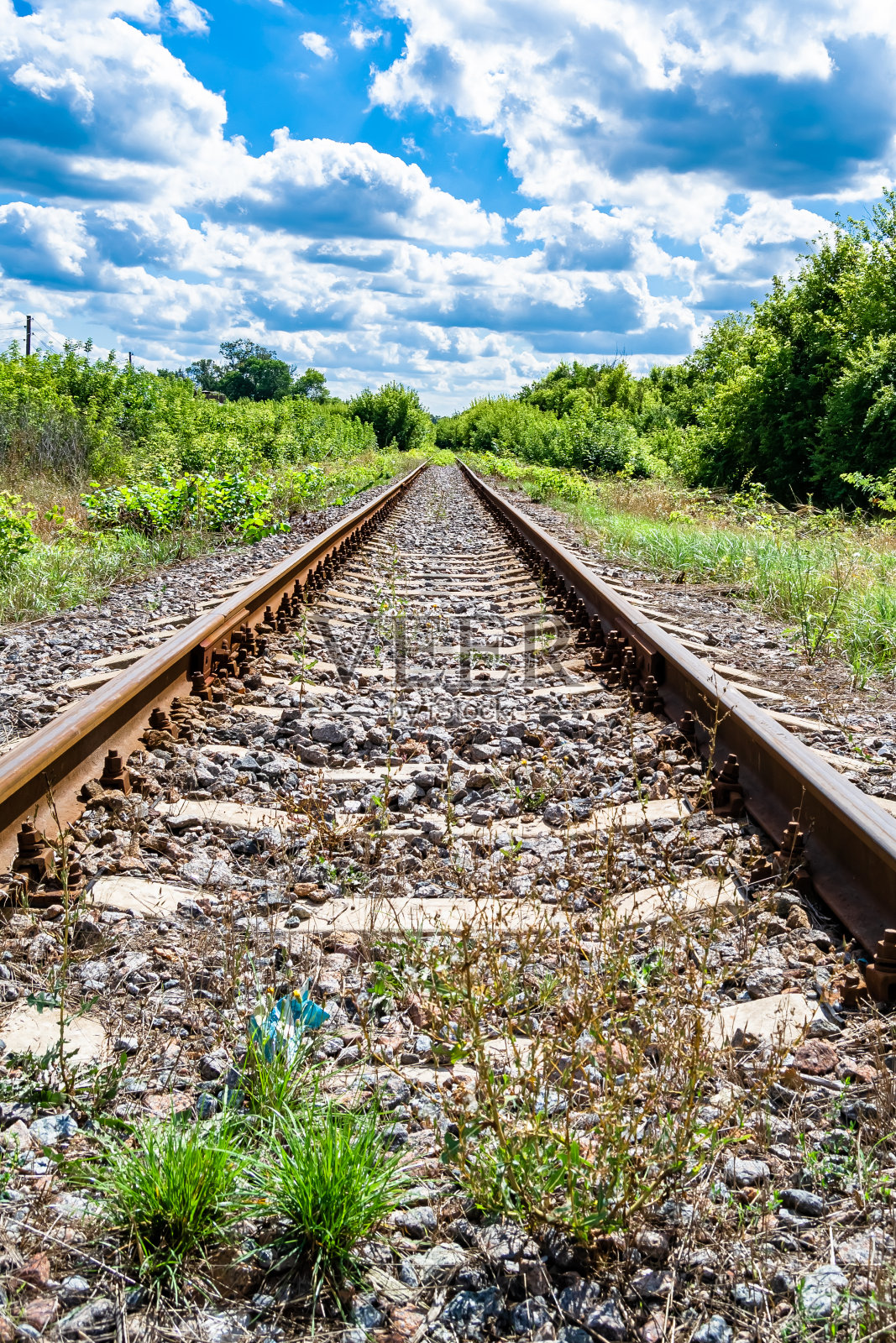 在铁路上经过火车后拍摄主题铁路轨道照片摄影图片