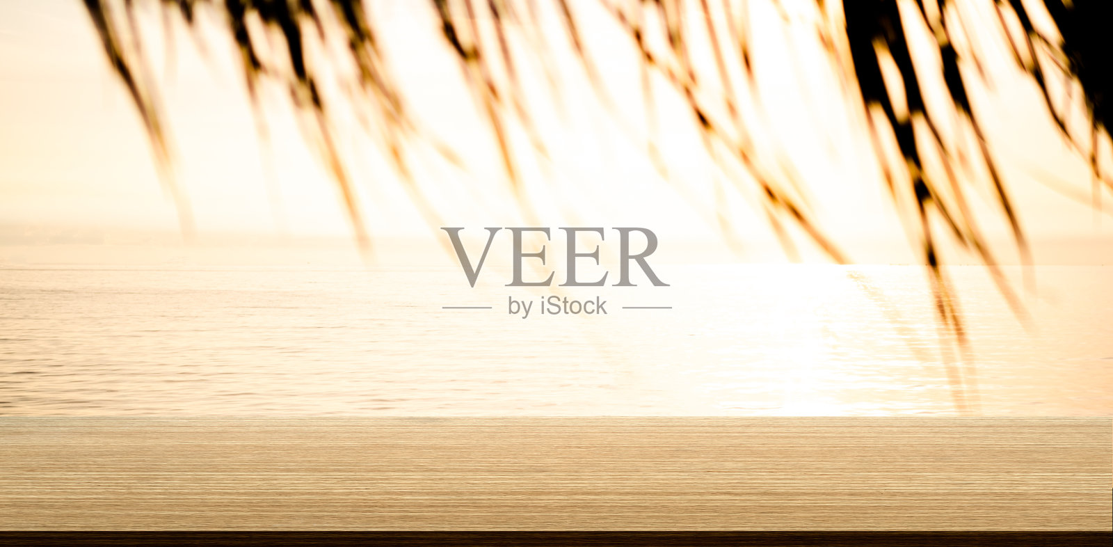 水海背景的晚上桌子,海洋自然日落的空木柜台酒吧架,旅游旅游热带暑假或平静,情侣破碎的心照片摄影图片