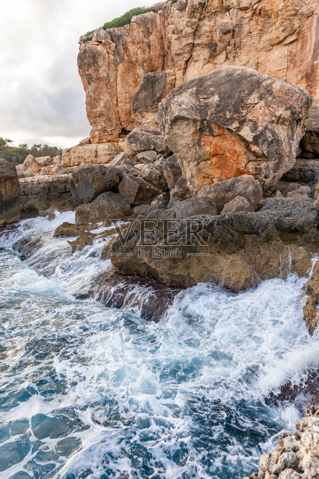 海滩、悬崖和大海照片摄影图片