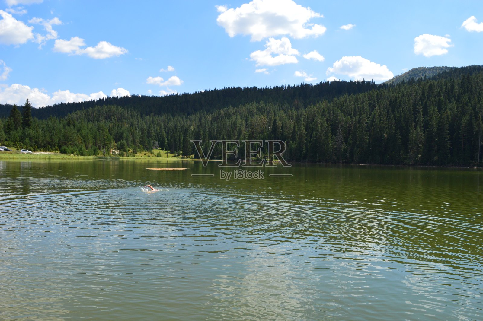 一个男人在湖里洗澡照片摄影图片