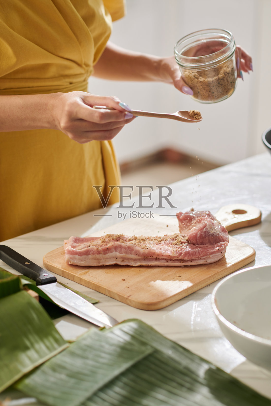 女人调味猪肉照片摄影图片