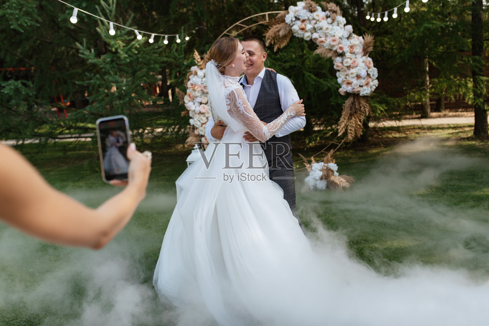 新娘和新郎在绿色草地上跳的第一支婚礼舞照片摄影图片