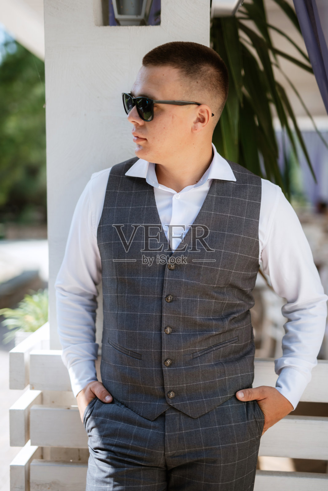 婚礼前的早晨,新郎的肖像照片摄影图片