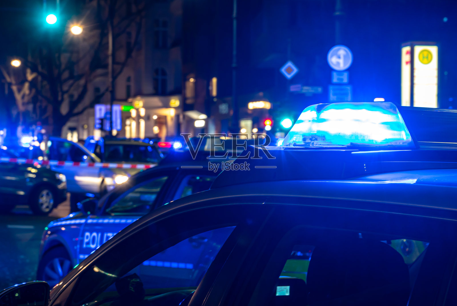 夜间城市中警车的闪光照片摄影图片