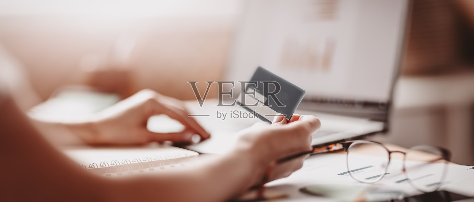 办公室里的女人在尝试电子支付。照片摄影图片