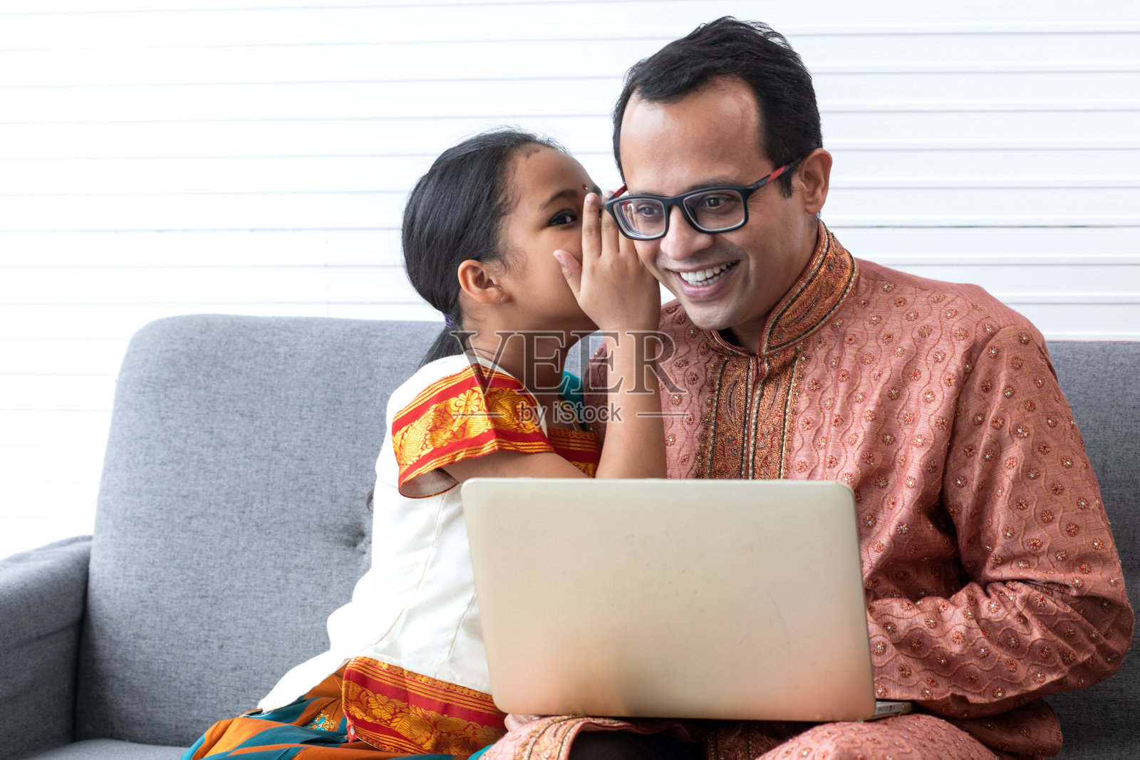 印度女儿分享秘密告诉她的父亲照片摄影图片